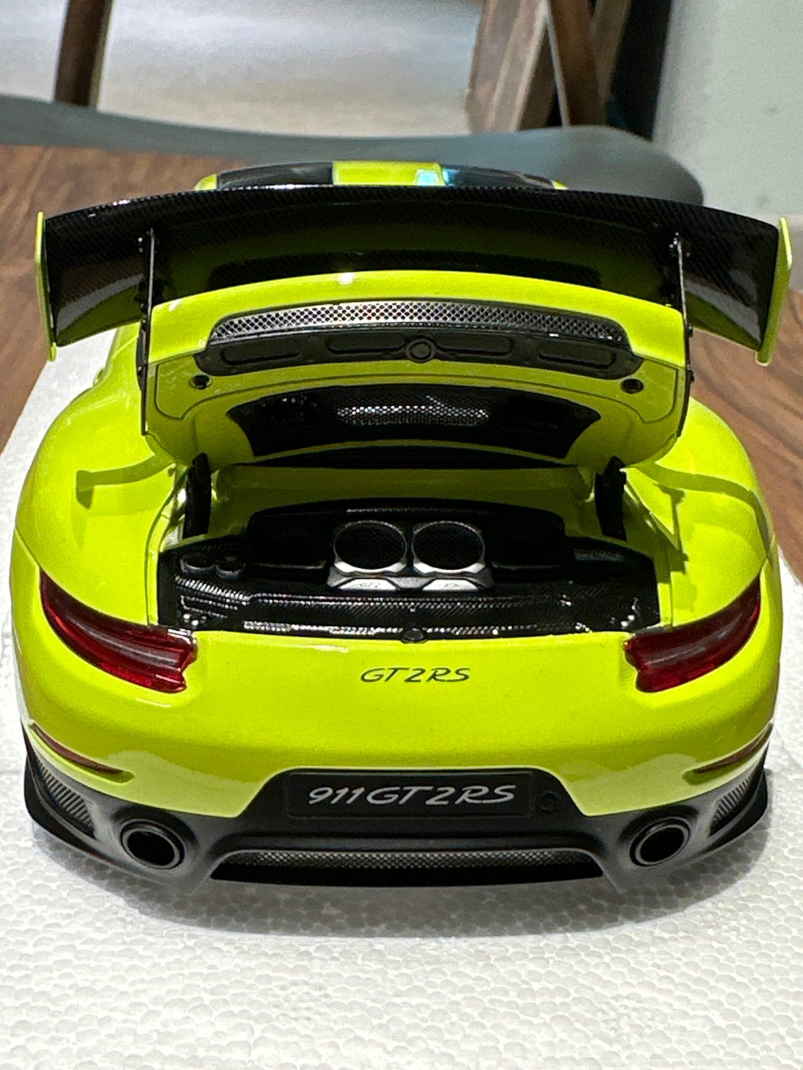 Porsche 911 (991.2) GT2 RS Weissach package 1:18 Acid Green - Image 7