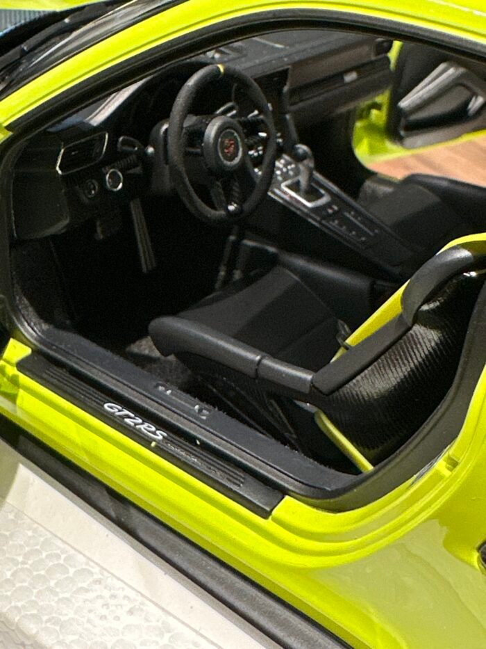 Porsche 911 (991.2) GT2 RS Weissach package 1:18 Acid Green - Image 9
