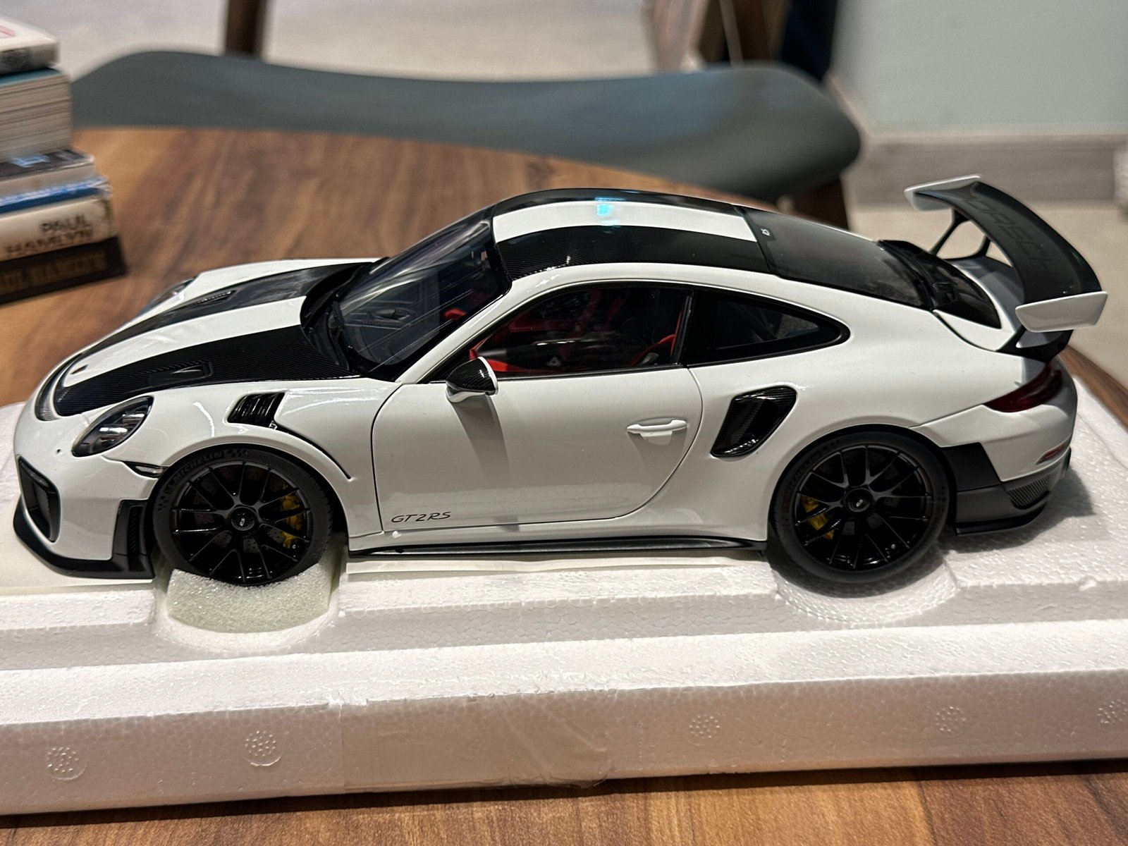 Porsche 911 GT2 RS (991.2) Weissach package 1:18 White - Image 3