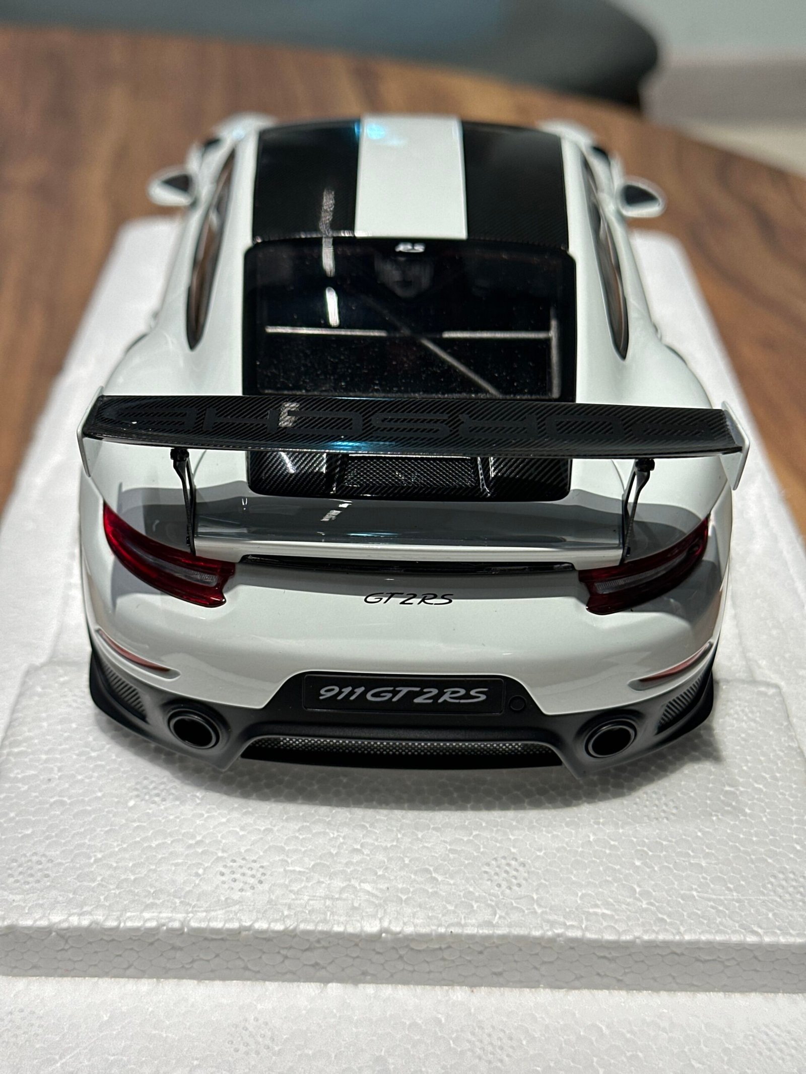 Porsche 911 GT2 RS (991.2) Weissach package 1:18 White - Image 9