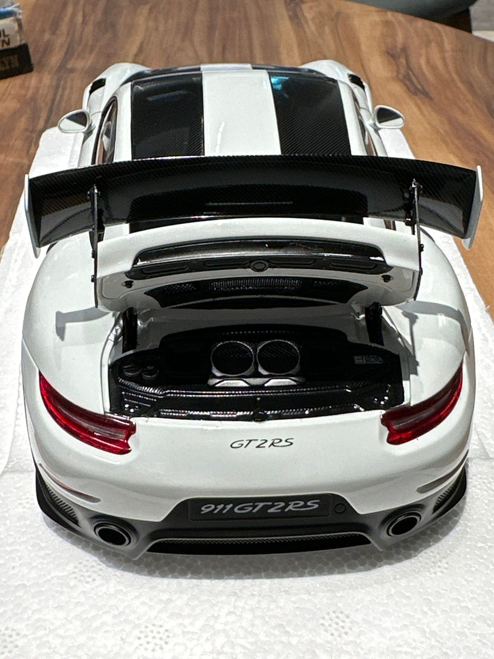 Porsche 911 GT2 RS (991.2) Weissach package 1:18 White - Image 7