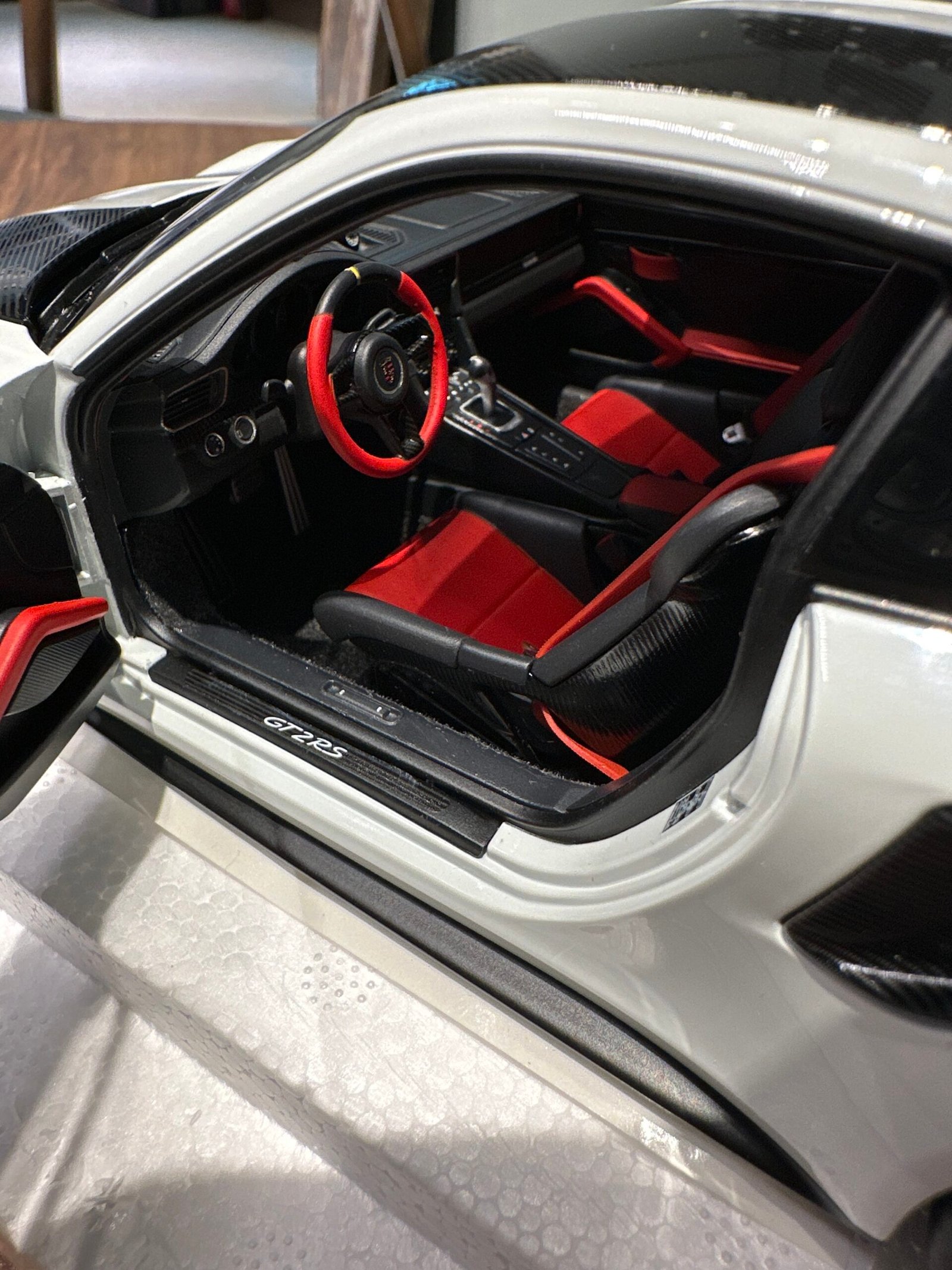 Porsche 911 GT2 RS (991.2) Weissach package 1:18 White - Image 5
