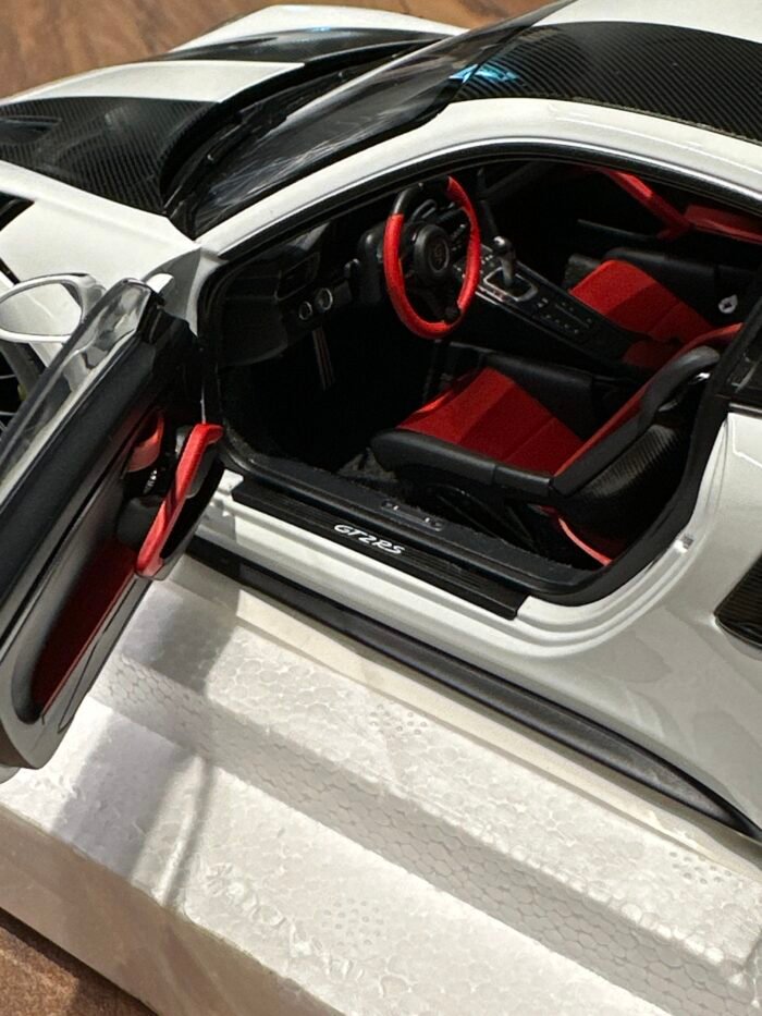 Porsche 911 GT2 RS (991.2) Weissach package 1:18 White - Image 4