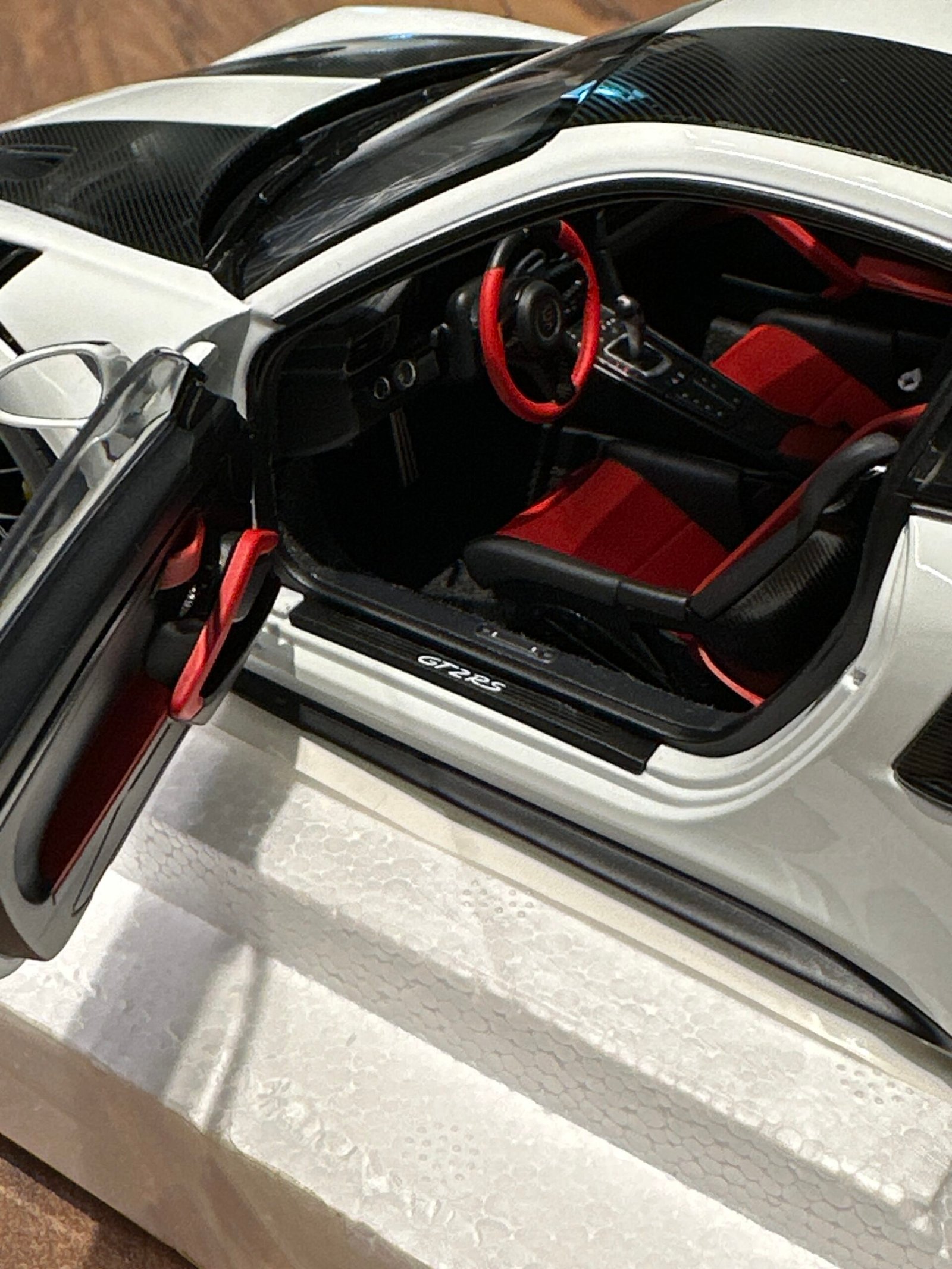 Porsche 911 GT2 RS (991.2) Weissach package 1:18 White - Image 4