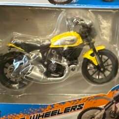 Ducati MotorCycles 1:18 Black & Yellow