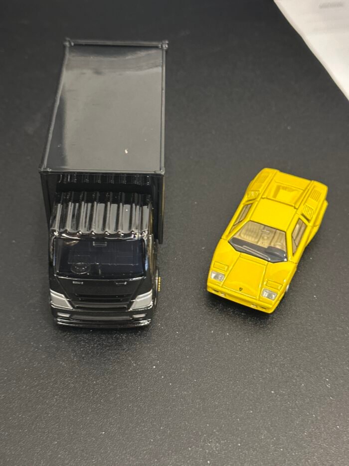 Lamborghini Countach 25th Anniversary 1:64 Black & Yellow