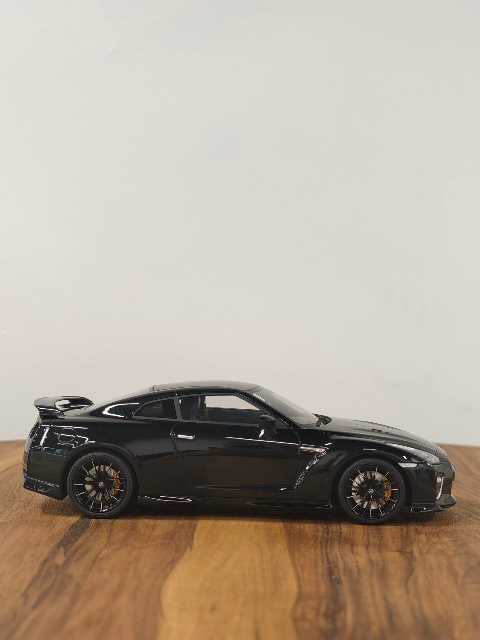 Nissan GT-R Premium Edition Black 1:18 - Image 3