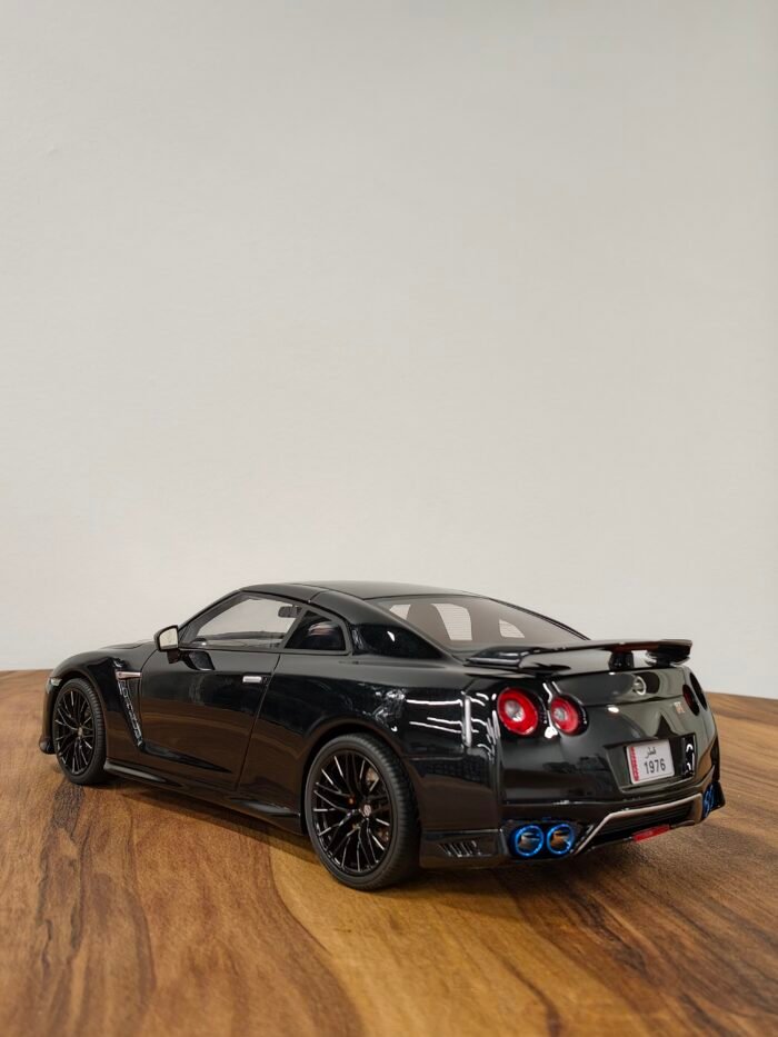 Nissan GT-R Premium Edition Black 1:18 - Image 5