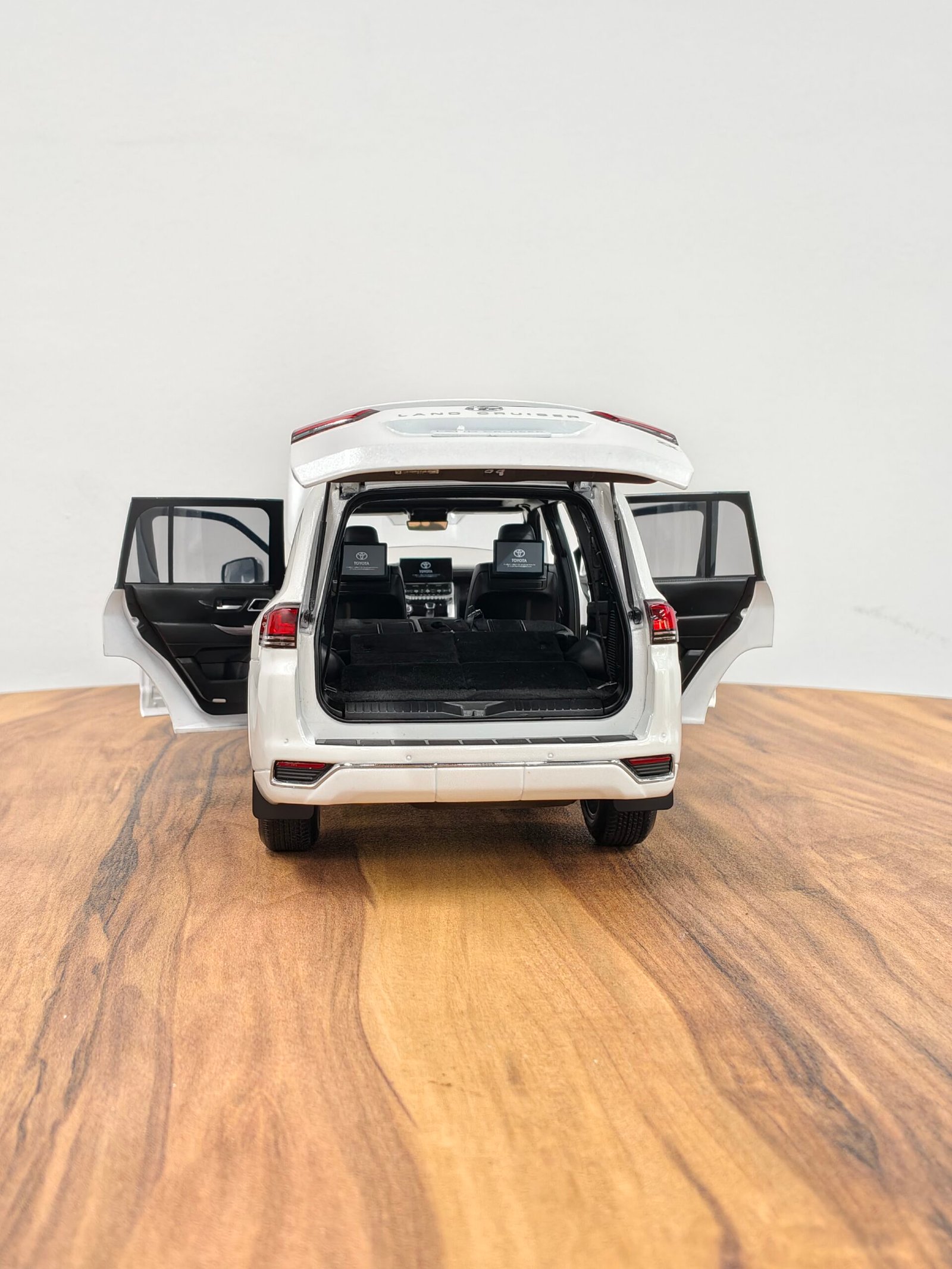 Toyota Land Cruiser Lc300 Zx 1:18 White - Image 7