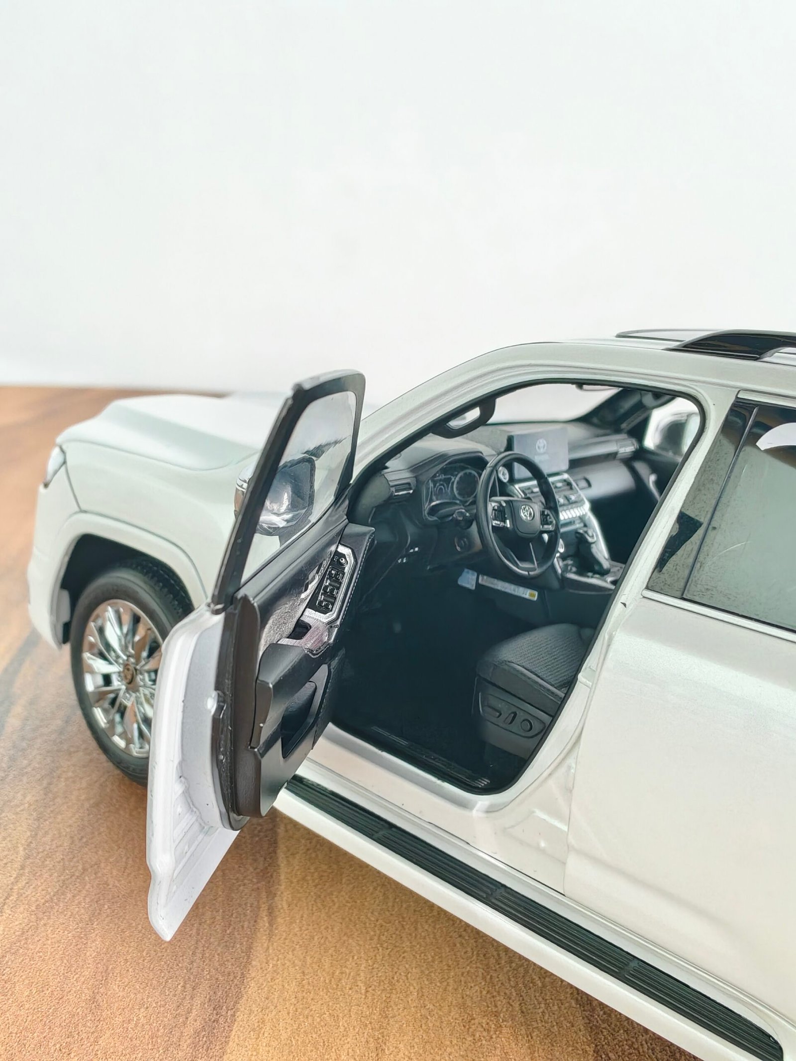 Toyota Land Cruiser Lc300 Zx 1:18 White - Image 4