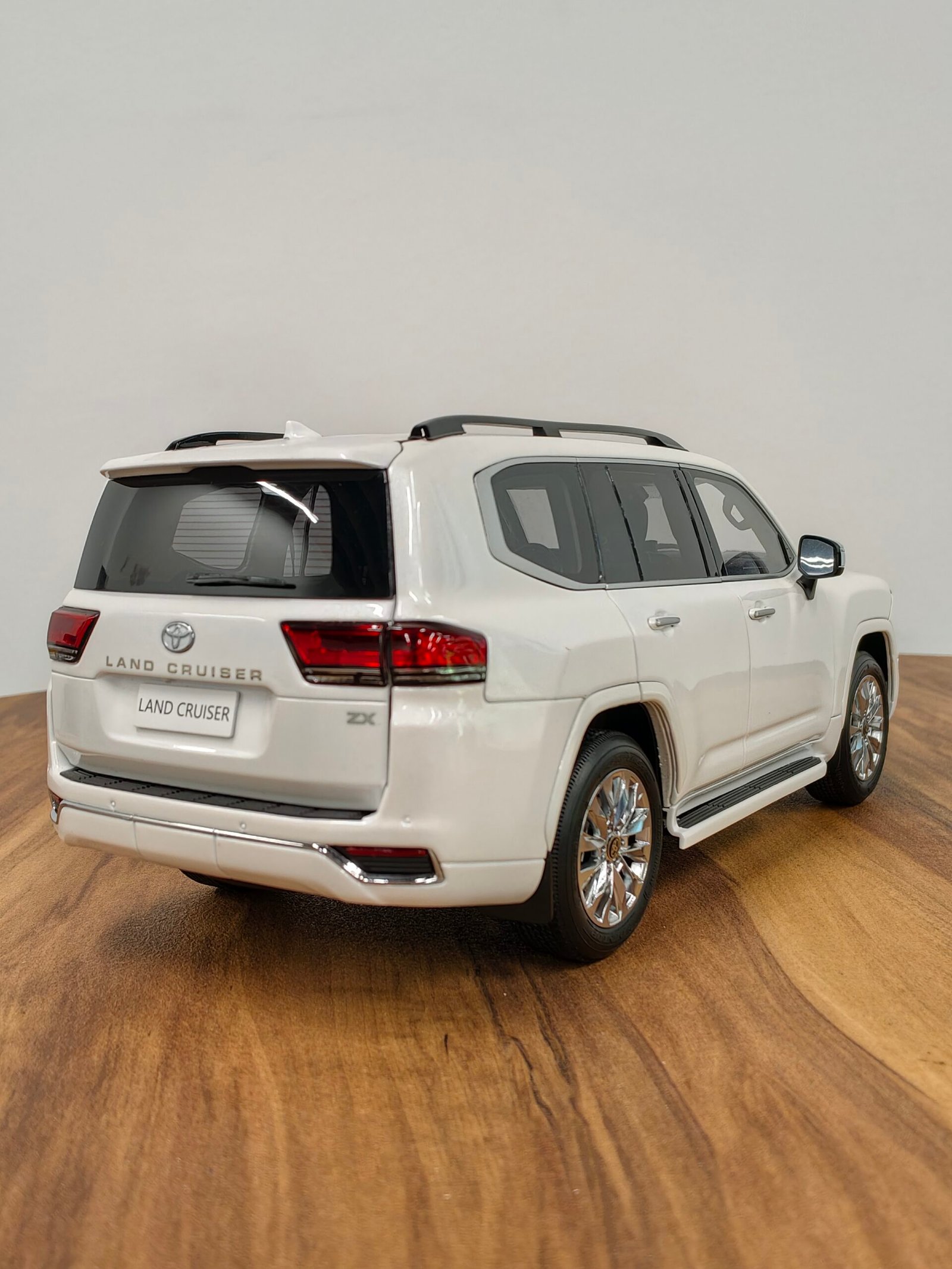 Toyota Land Cruiser Lc300 Zx 1:18 White - Image 3