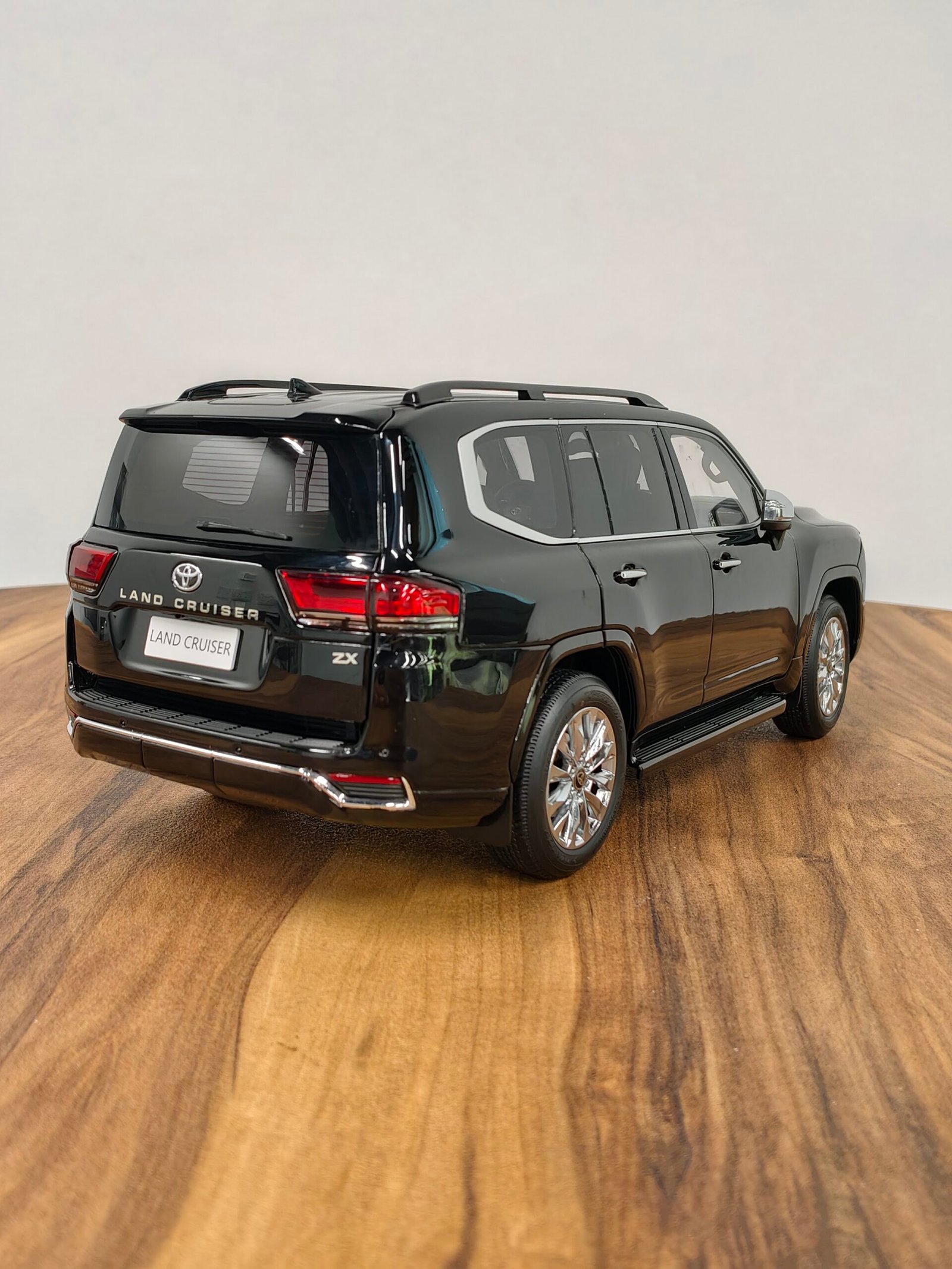Toyota Land Cruiser Lc300 Zx(Black) 1:18 - Image 2