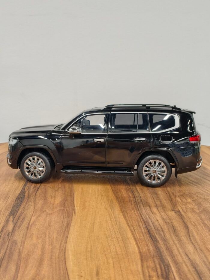 Toyota Land Cruiser Lc300 Zx(Black) 1:18 - Image 7