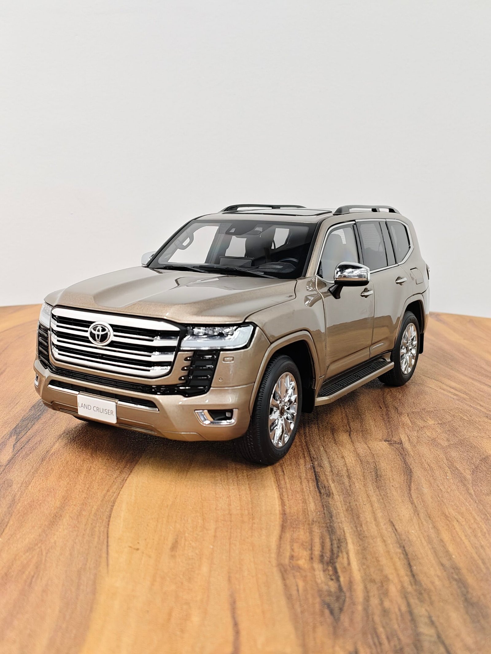 Toyota Land Cruiser Lc300 Zx (Gold) 1:18