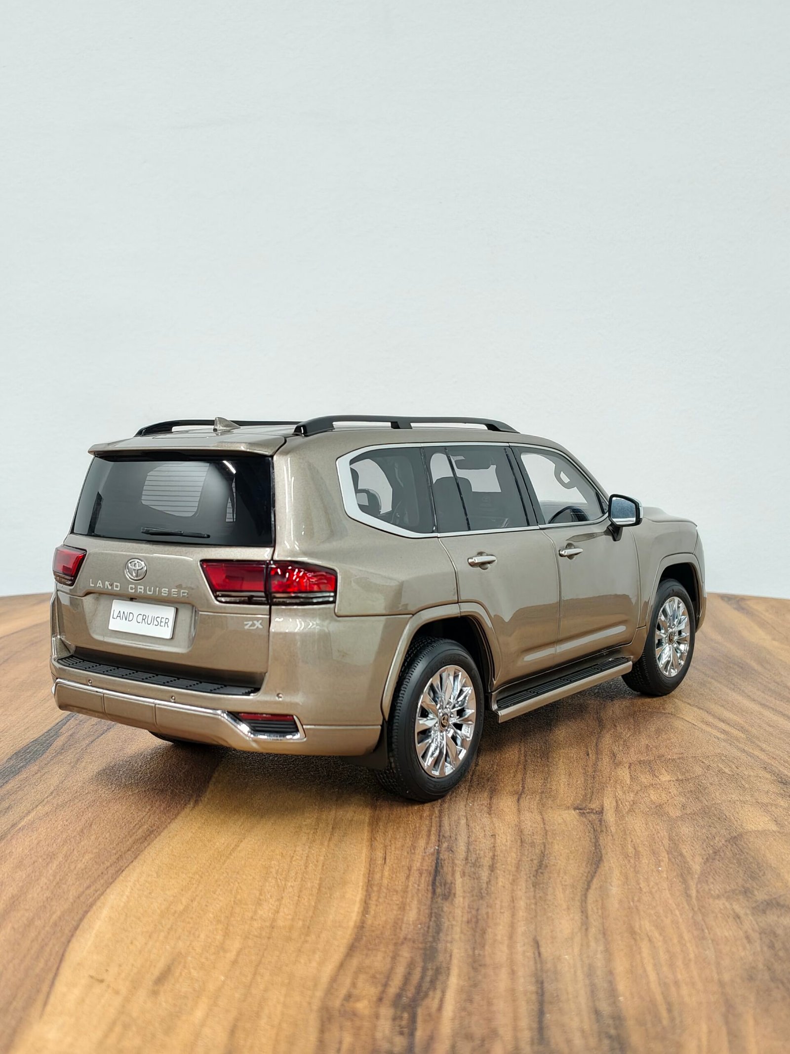 Toyota Land Cruiser Lc300 Zx (Gold) 1:18 - Image 2