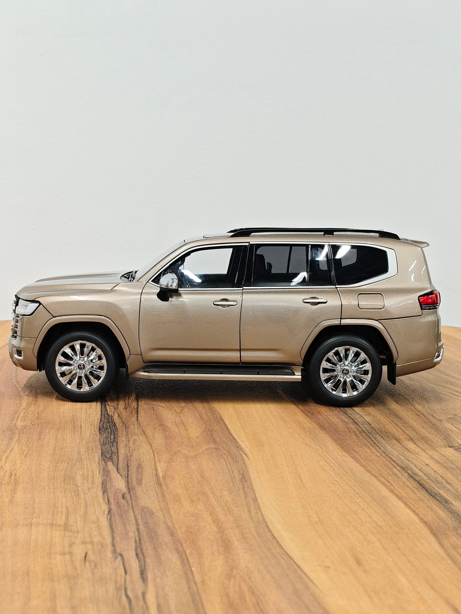 Toyota Land Cruiser Lc300 Zx (Gold) 1:18 - Image 7