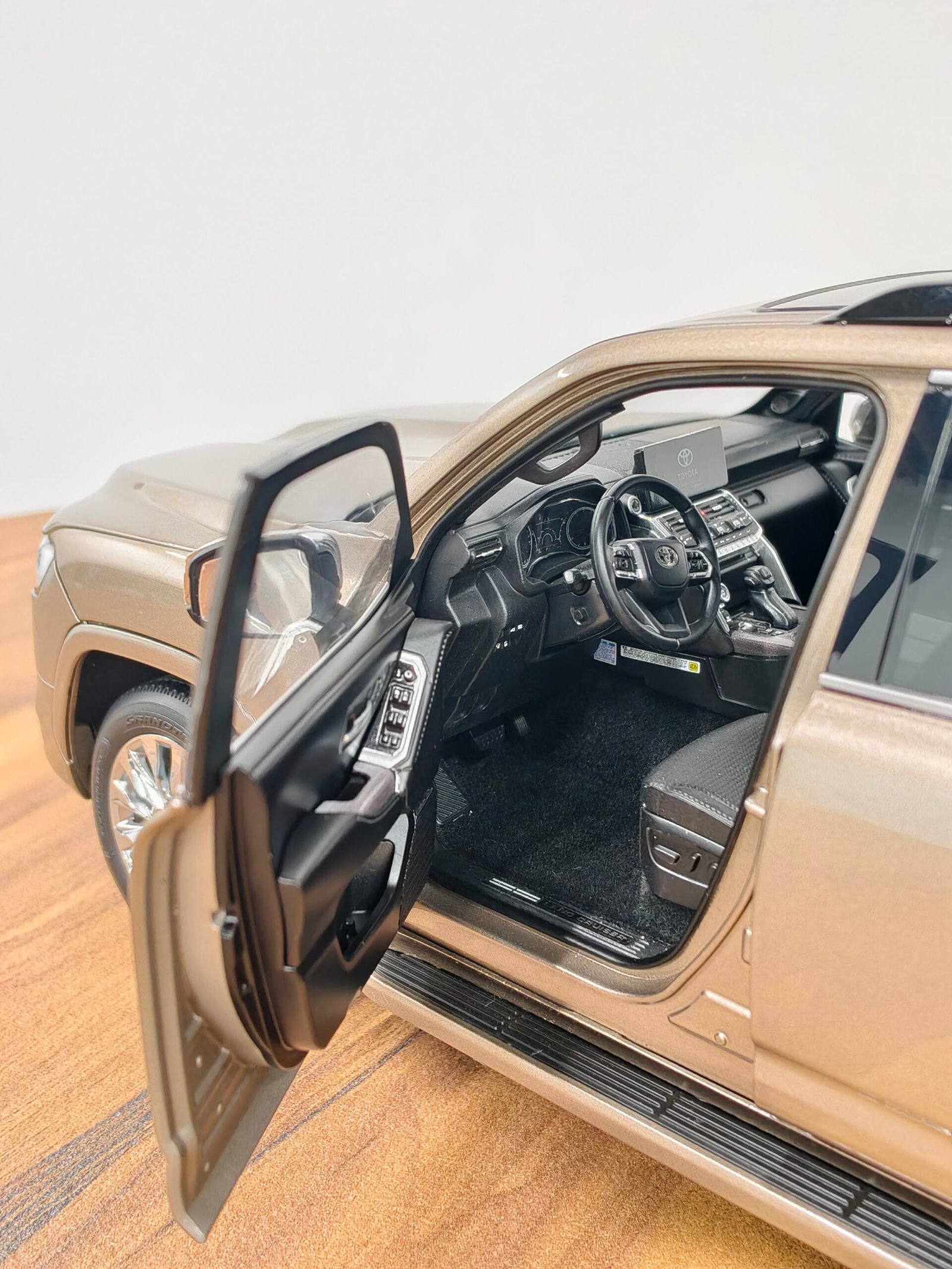 Toyota Land Cruiser Lc300 Zx (Gold) 1:18 - Image 6