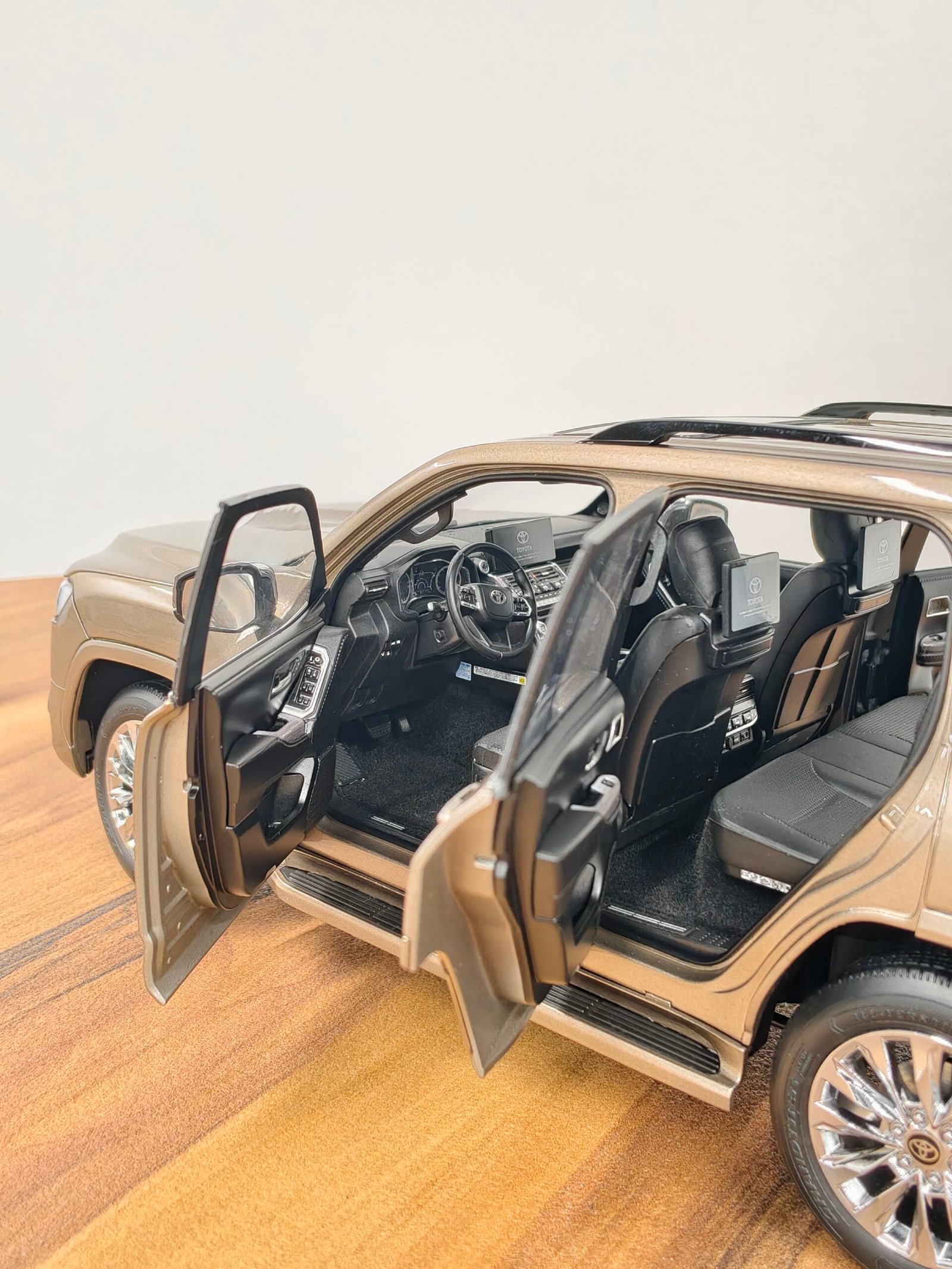 Toyota Land Cruiser Lc300 Zx (Gold) 1:18 - Image 5