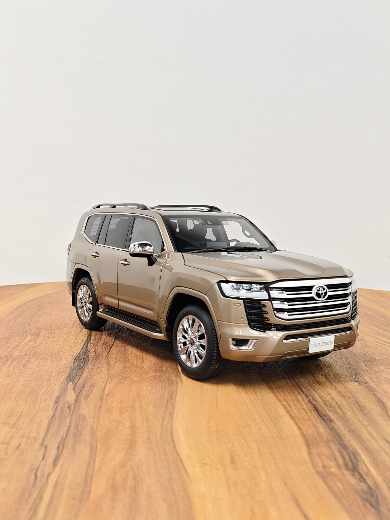 Toyota Land Cruiser Lc300 Zx (Gold) 1:18 - Image 4