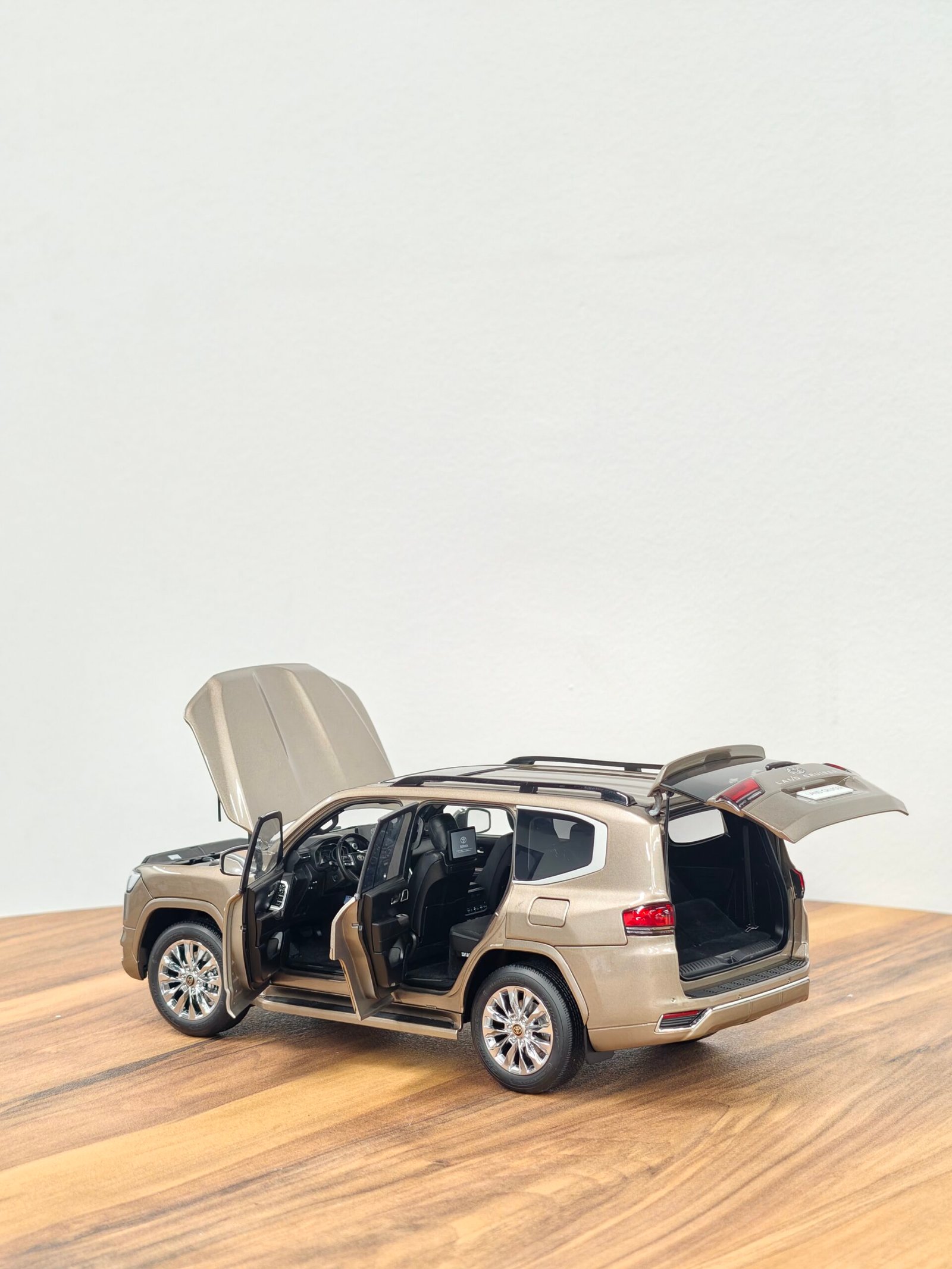 Toyota Land Cruiser Lc300 Zx (Gold) 1:18 - Image 3