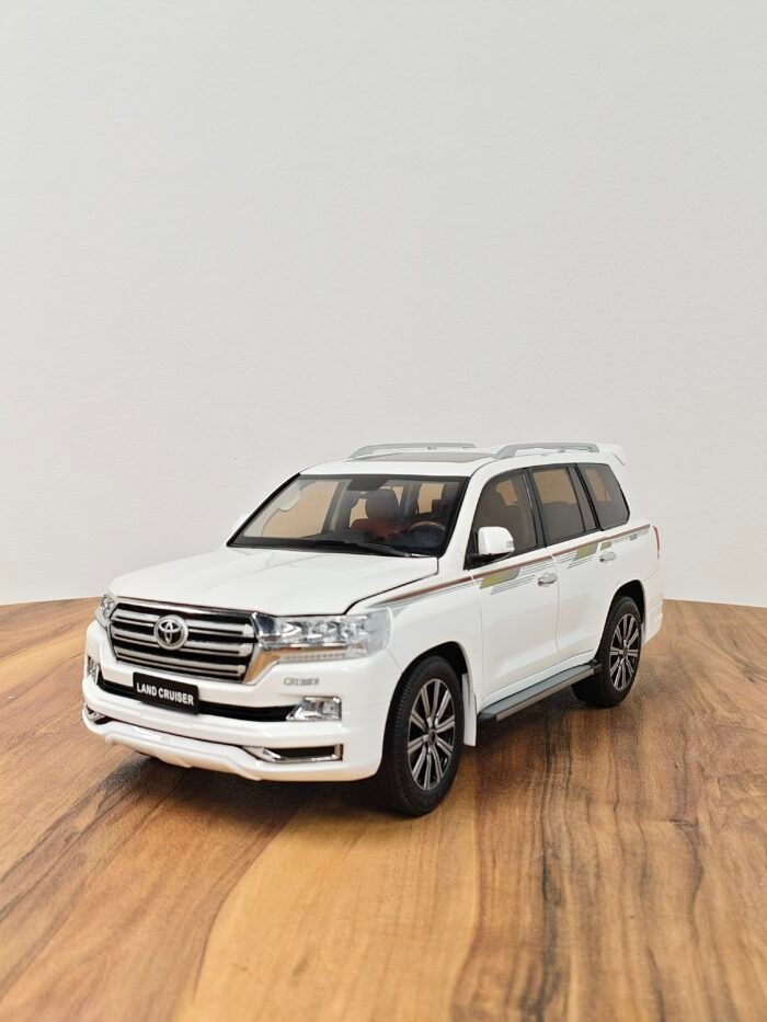 Toyota Land Cruiser GX.R V6 (White) 1:18