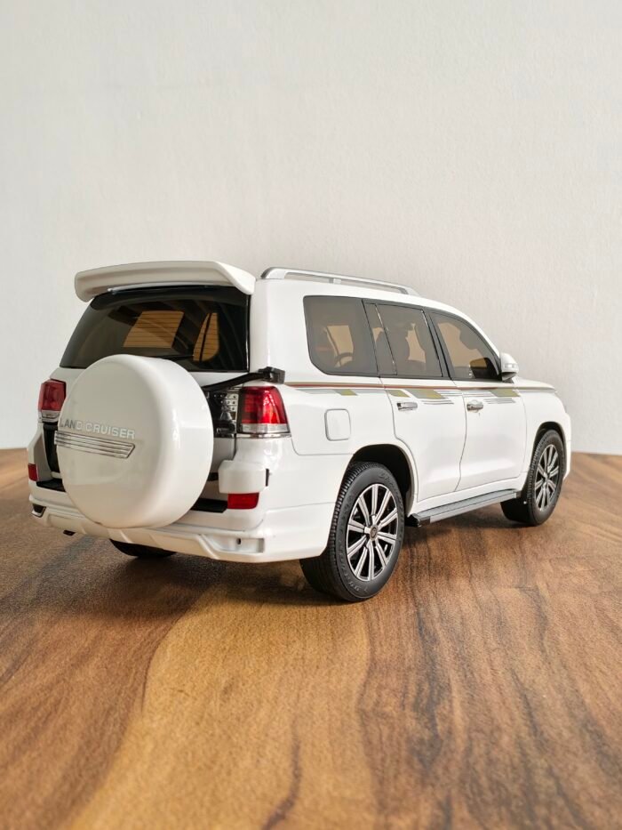 Toyota Land Cruiser GX.R V6 (White) 1:18 - Image 2