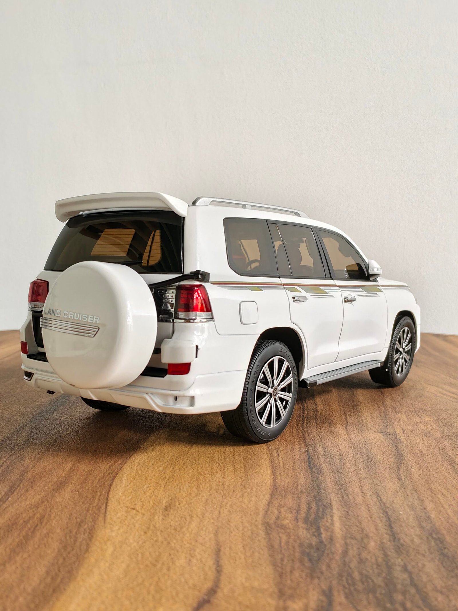 Toyota Land Cruiser GX.R V6 (White) 1:18 - Image 2