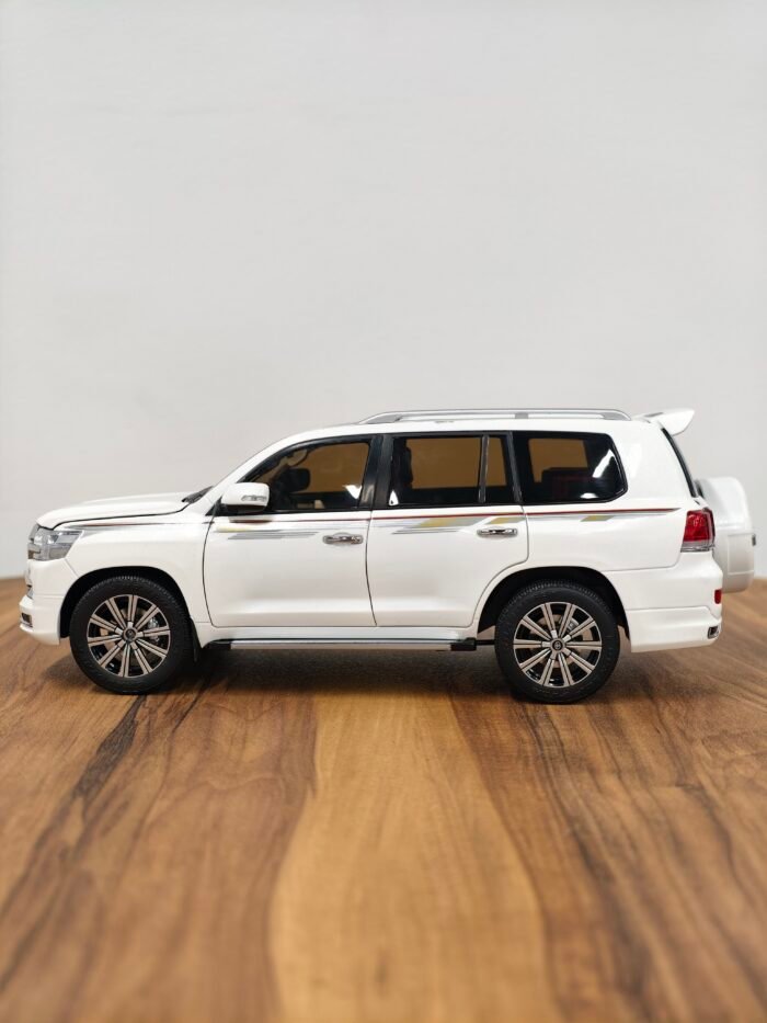 Toyota Land Cruiser GX.R V6 (White) 1:18 - Image 6