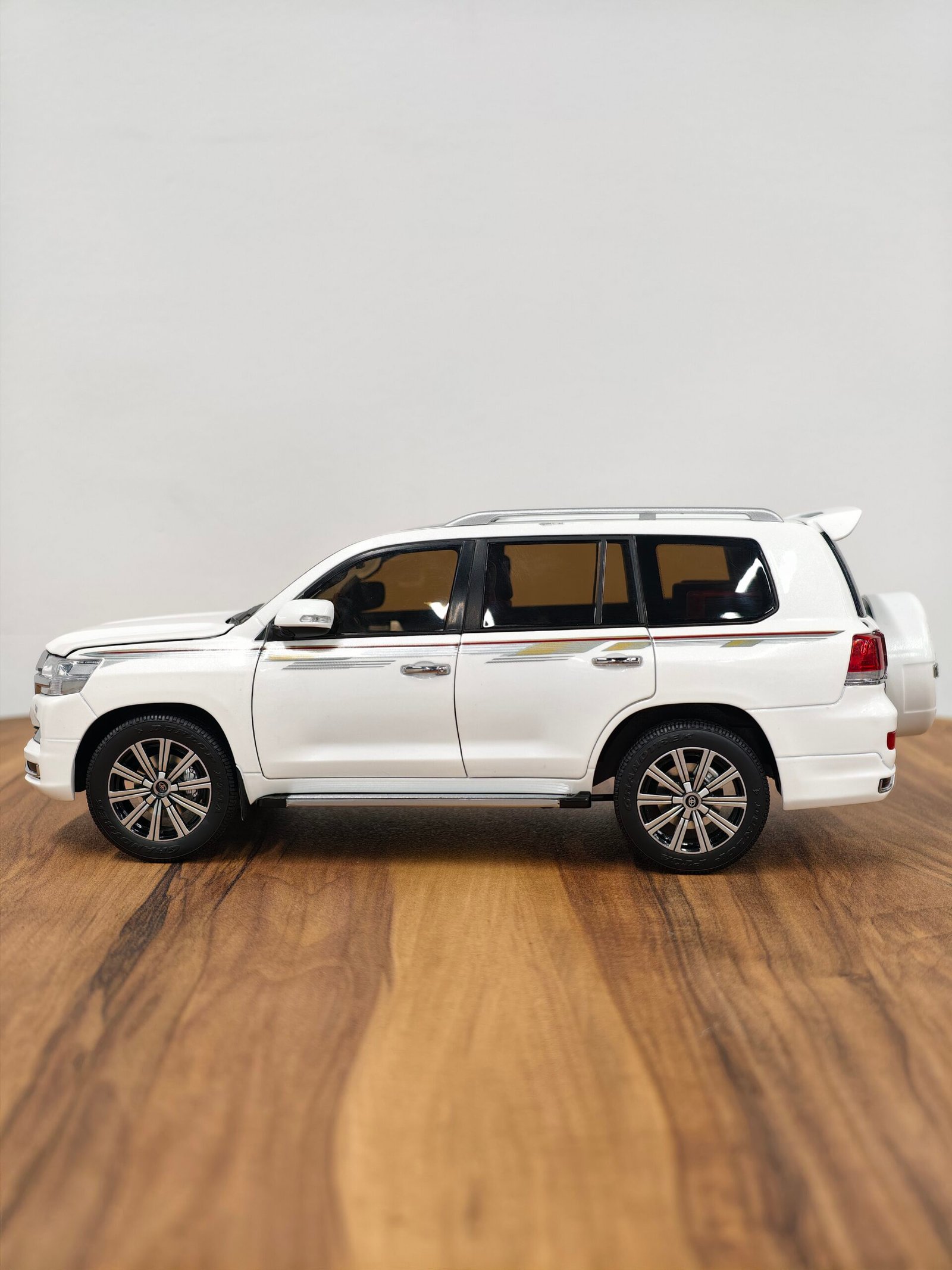 Toyota Land Cruiser GX.R V6 (White) 1:18 - Image 6