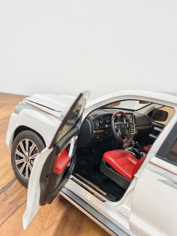 Toyota Land Cruiser GX.R V6 (White) 1:18 - Image 5