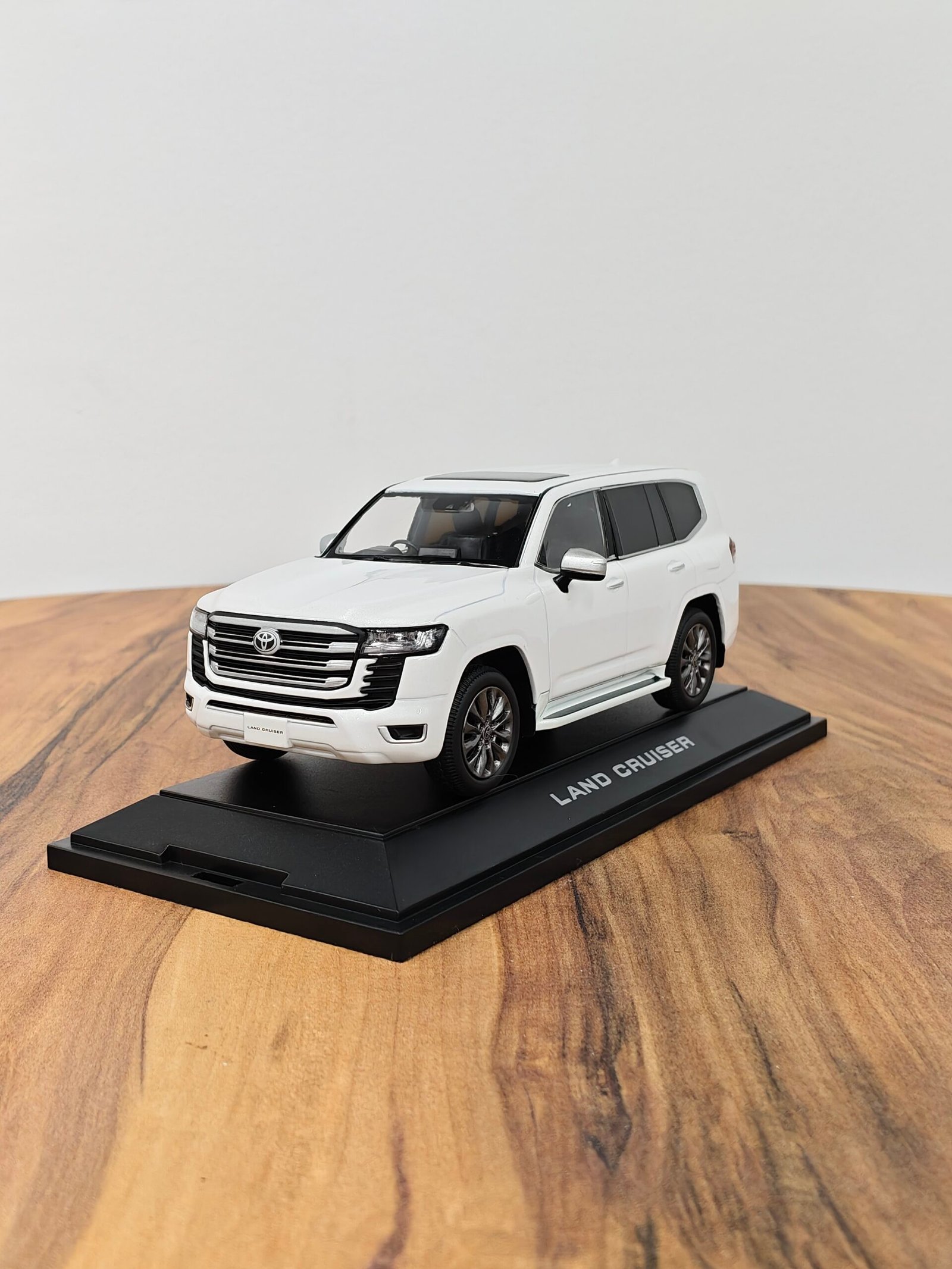 Toyota Land Cruiser Lc300 Zx (White) 1:30