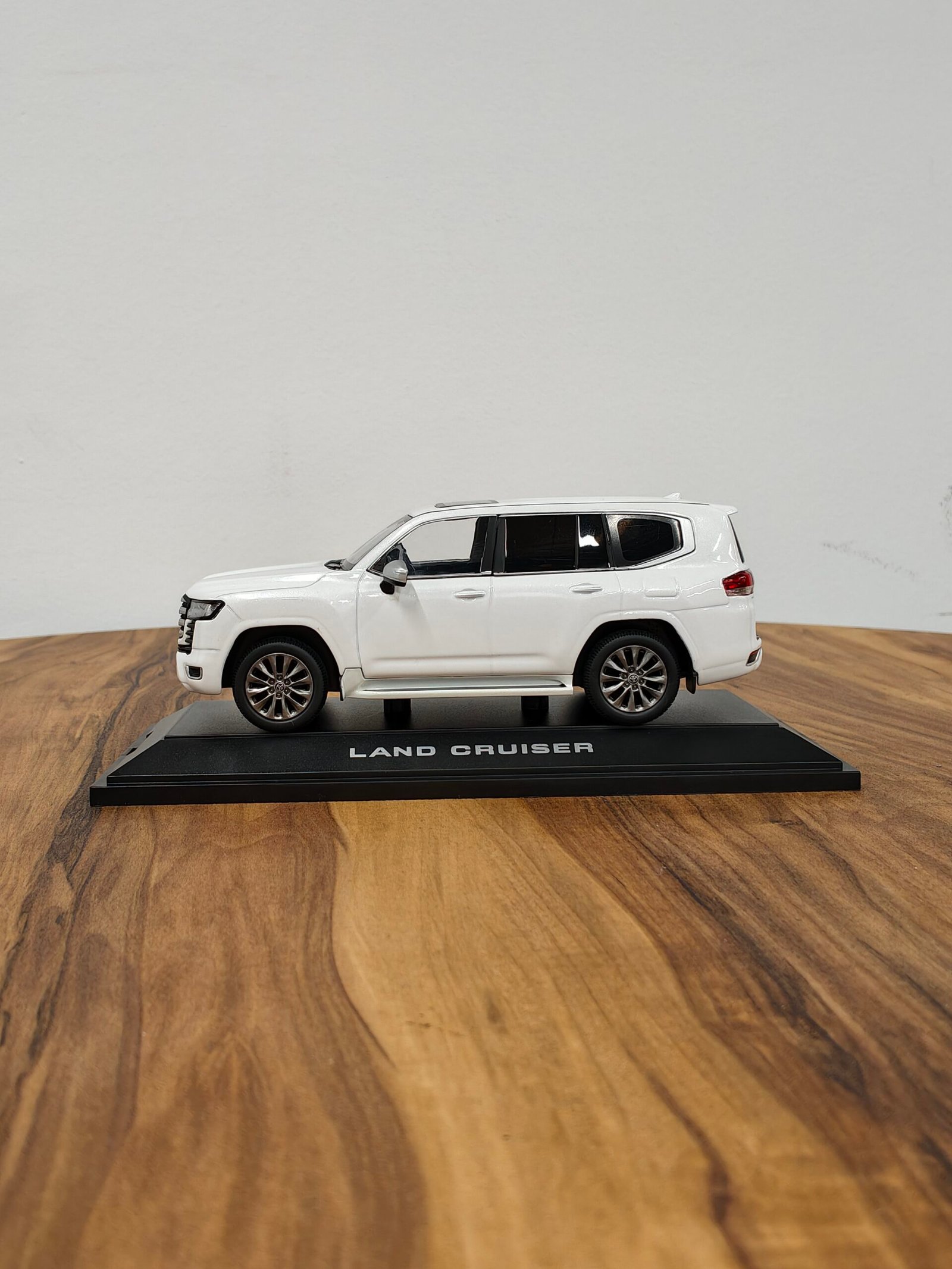 Toyota Land Cruiser Lc300 Zx (White) 1:30 - Image 3