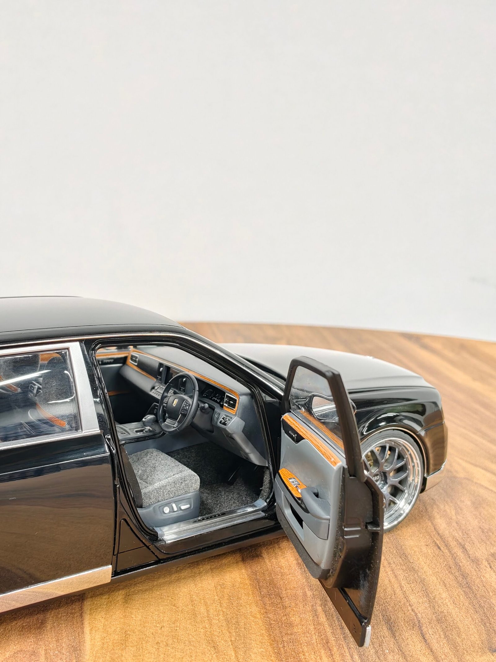 Toyota Century 1:18 Black - Image 6