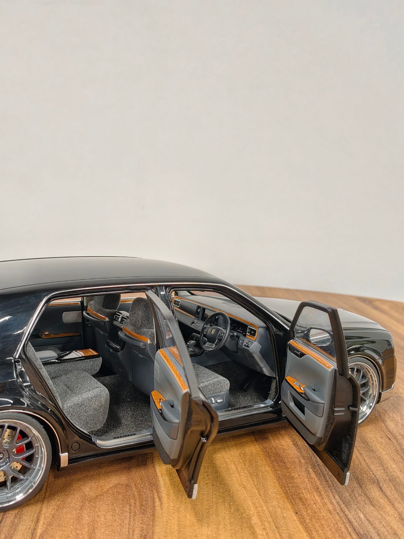 Toyota Century 1:18 Black - Image 5