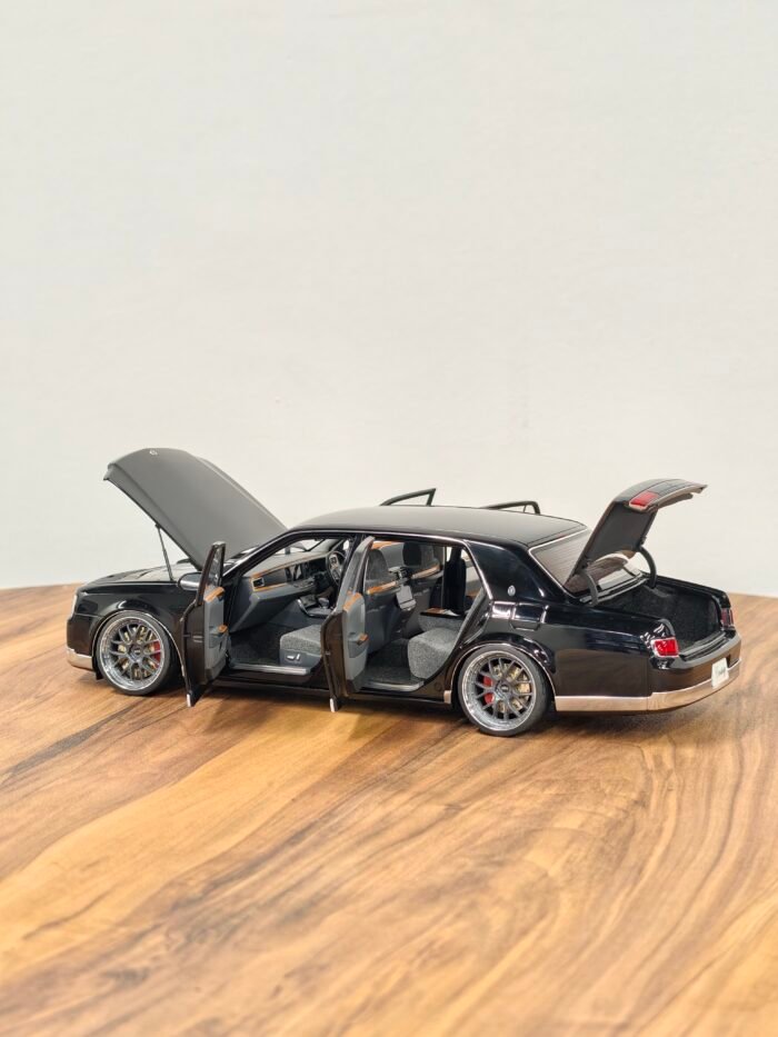 Toyota Century 1:18 Black - Image 4