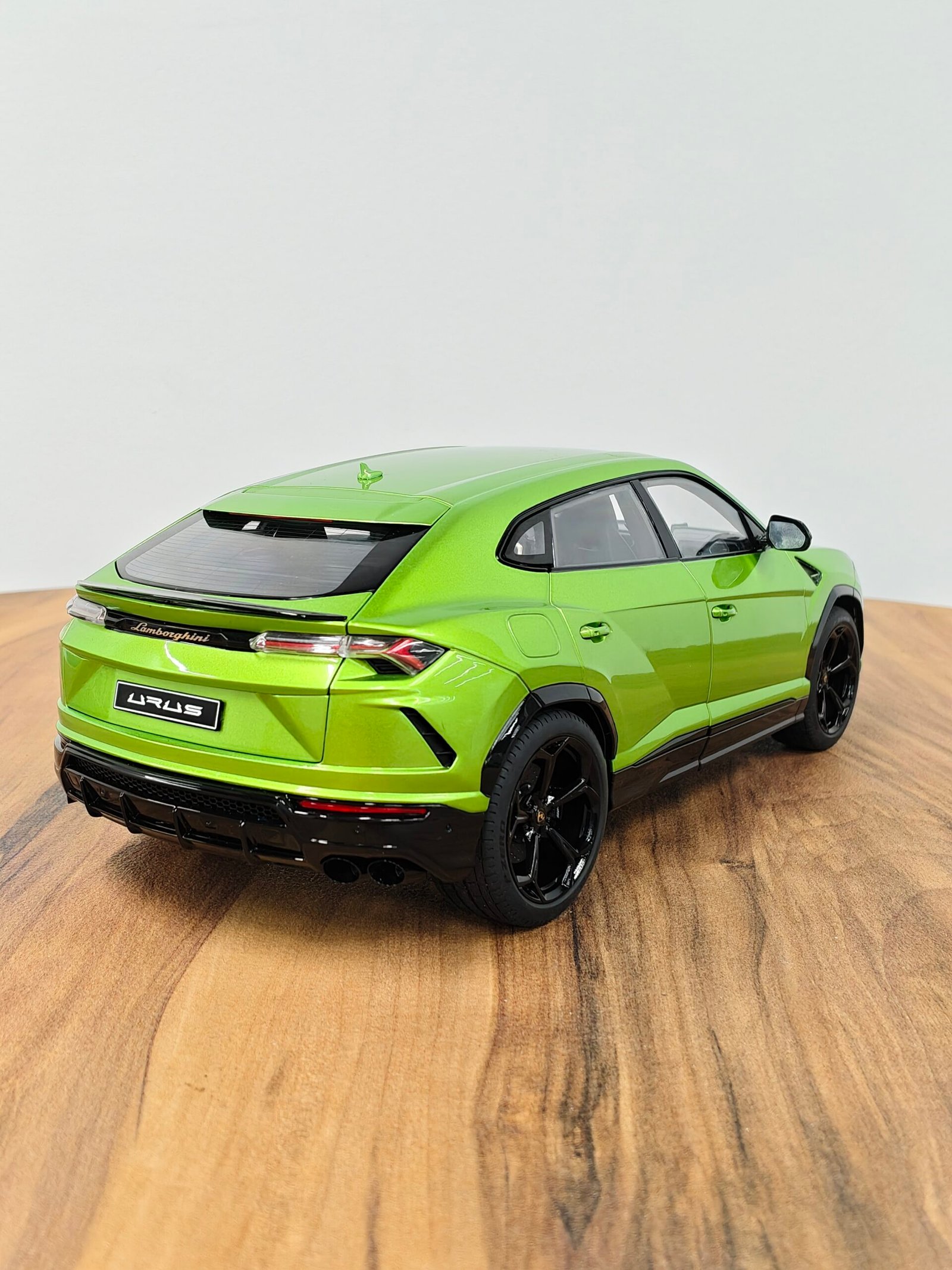 Lamborghini Urus Verde Selvans 1:18 Green - Image 2
