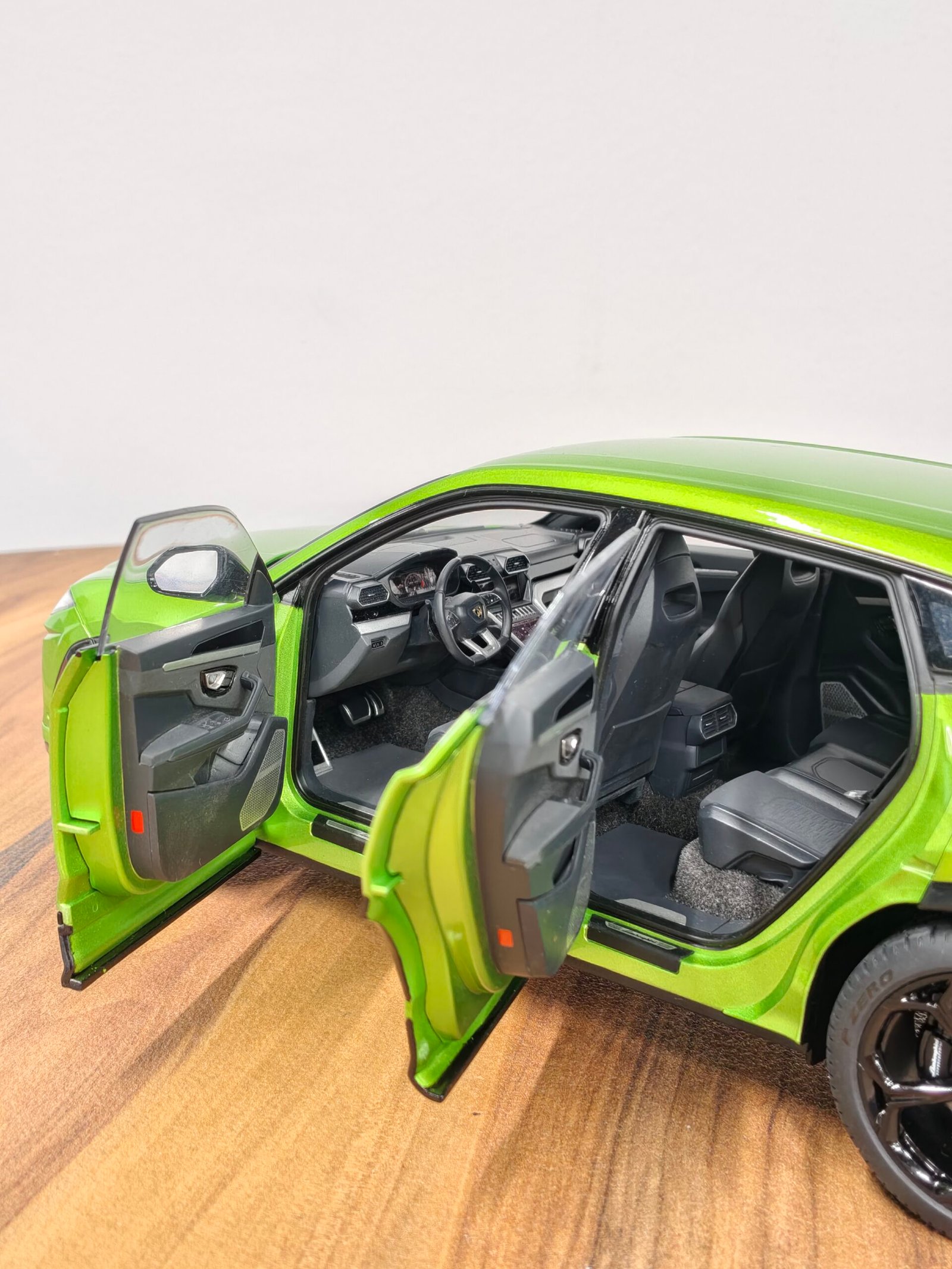 Lamborghini Urus Verde Selvans 1:18 Green - Image 5