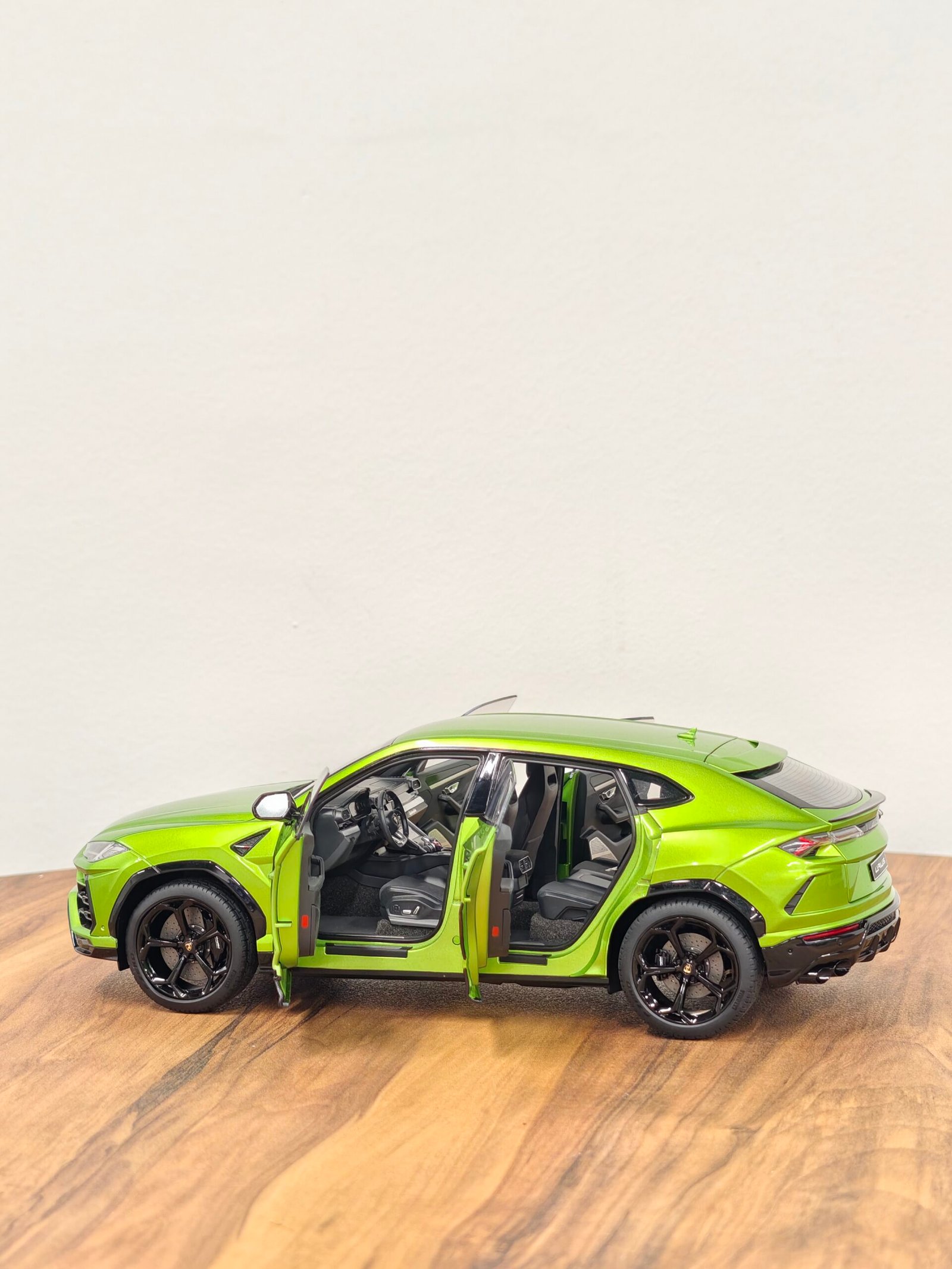Lamborghini Urus Verde Selvans 1:18 Green - Image 3
