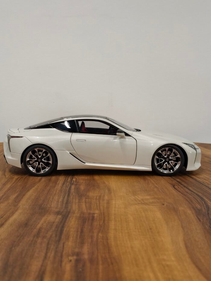Lexus LC500 White 1:18 - Image 7