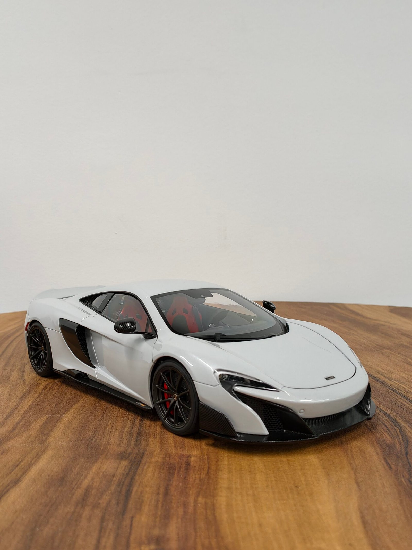 McLaren 675LT 1:18 Silica White - Image 2