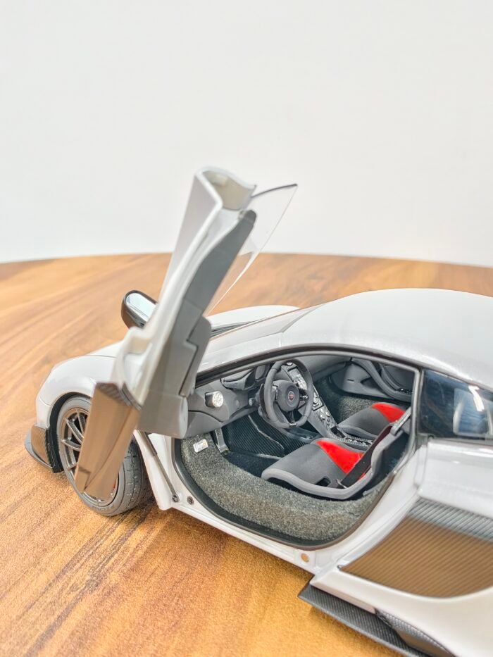 McLaren 675LT 1:18 Silica White - Image 6