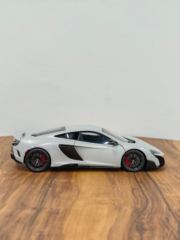 McLaren 675LT 1:18 Silica White - Image 5