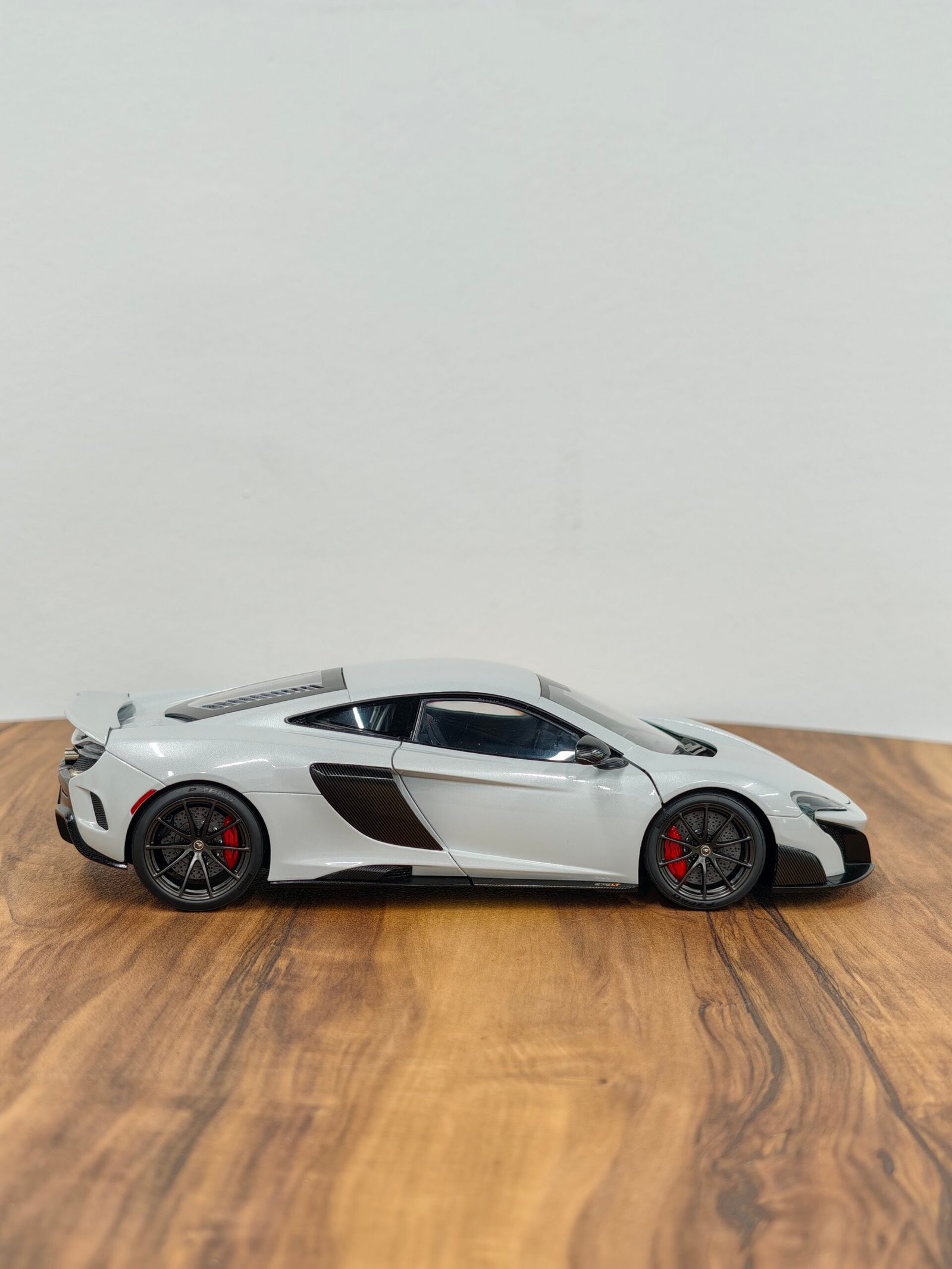 McLaren 675LT 1:18 Silica White - Image 5
