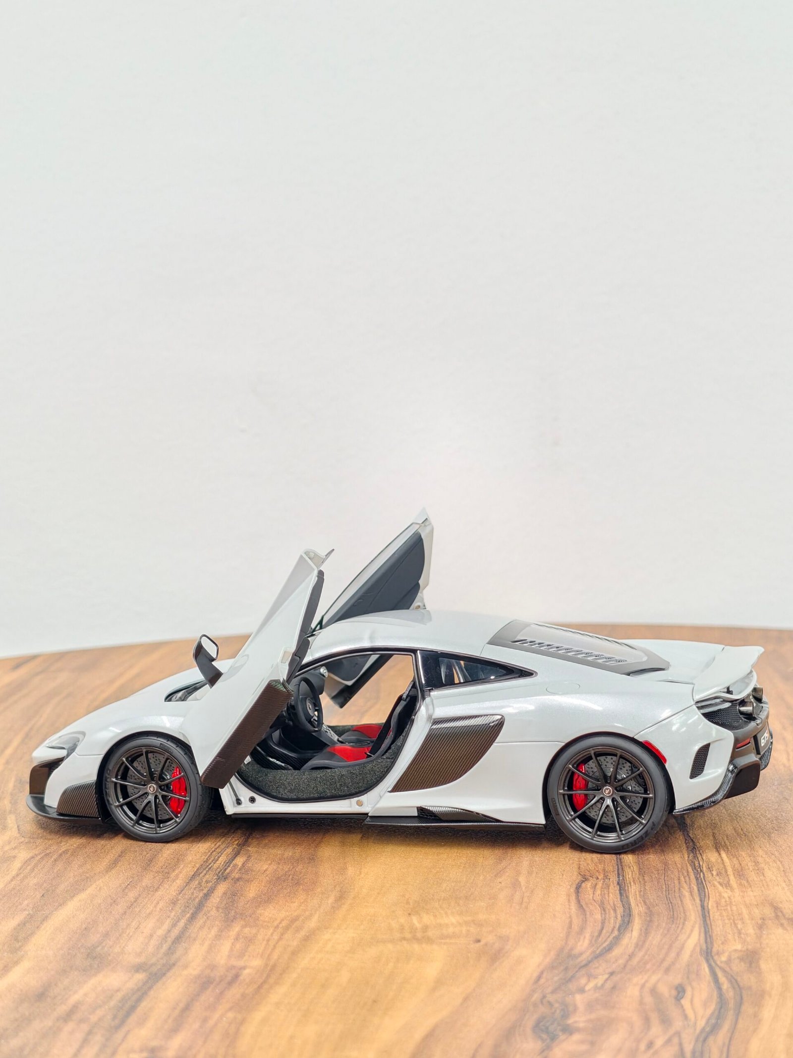 McLaren 675LT 1:18 Silica White - Image 4
