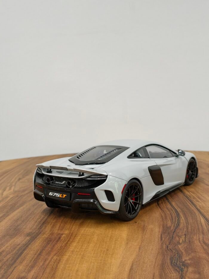 McLaren 675LT 1:18 Silica White - Image 3