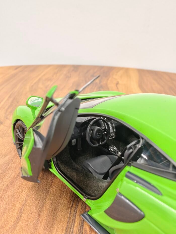 McLaren 570S 1:18 Green - Image 4