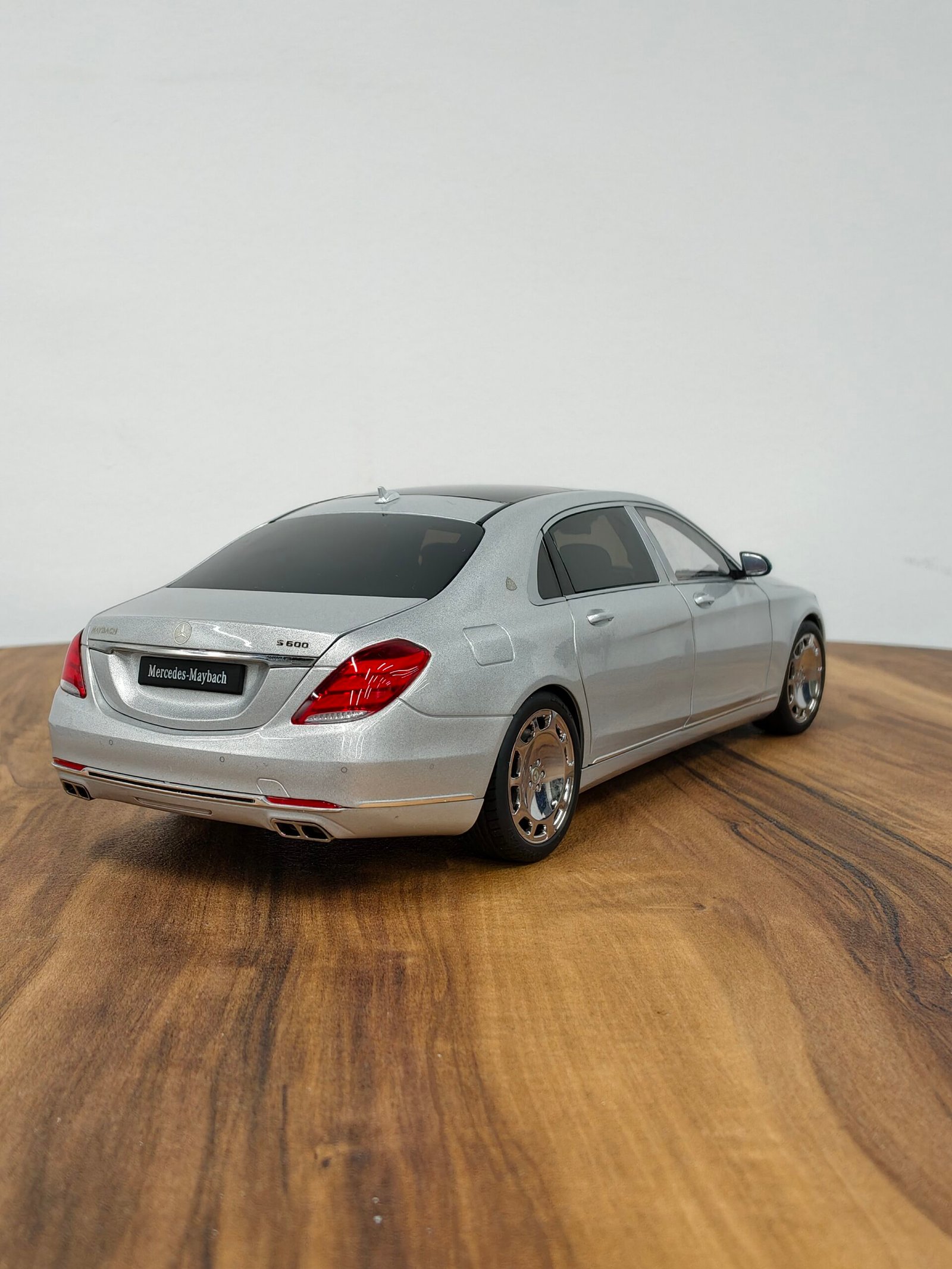 Mercedes-Maybach S-kLasse (S600) Silver 1:18 - Image 2