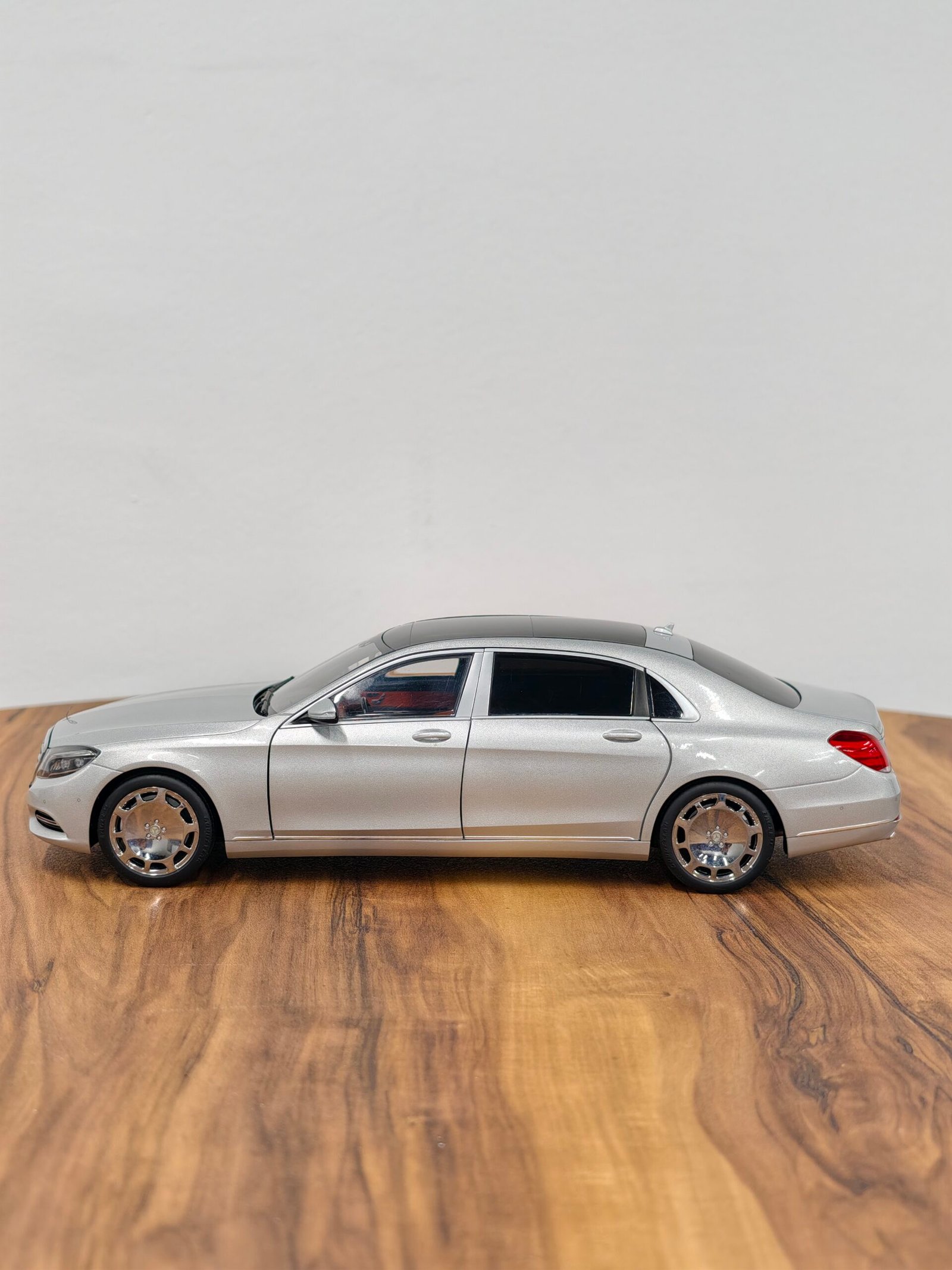 Mercedes-Maybach S-kLasse (S600) Silver 1:18 - Image 15