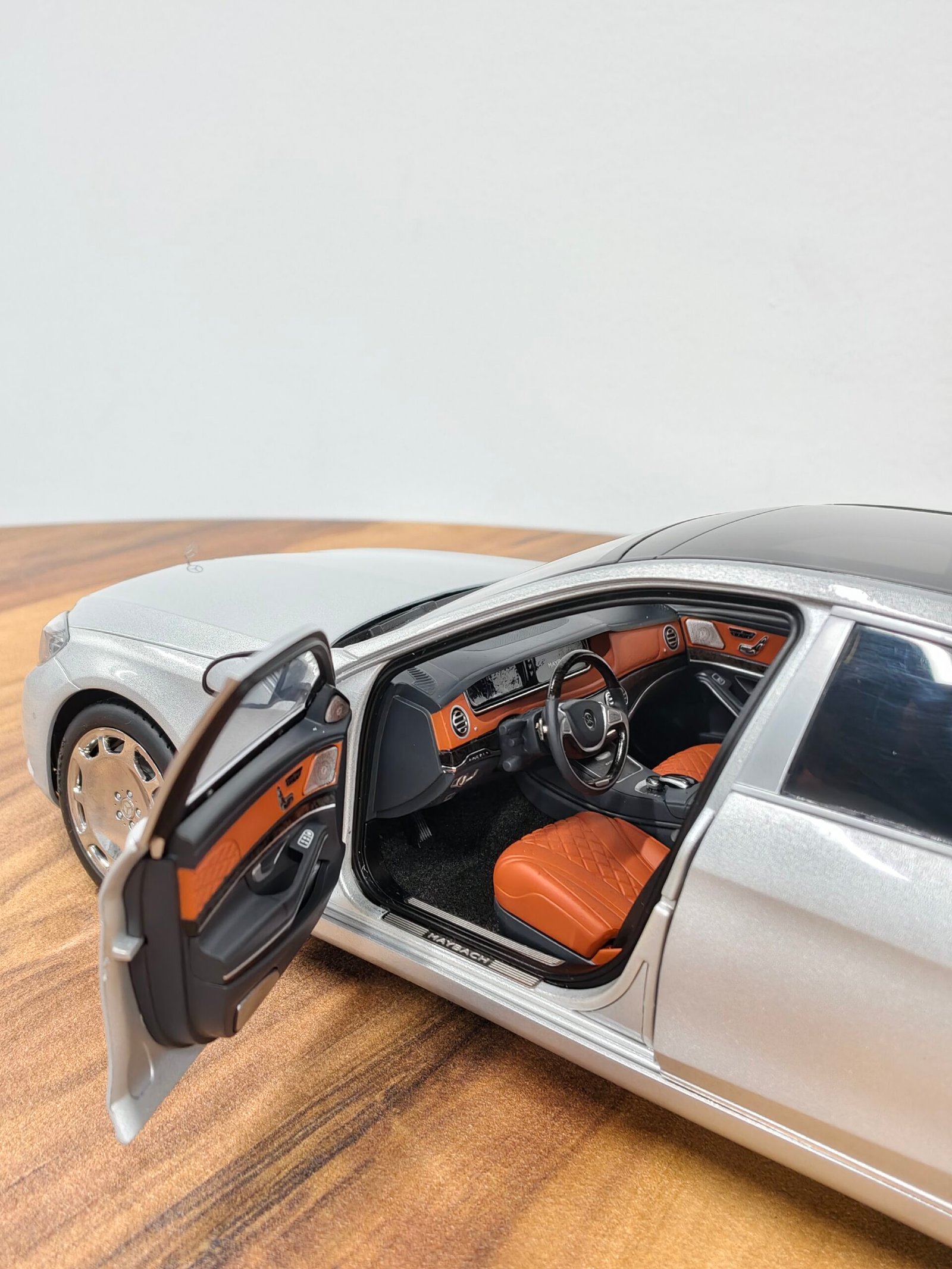 Mercedes-Maybach S-kLasse (S600) Silver 1:18 - Image 4