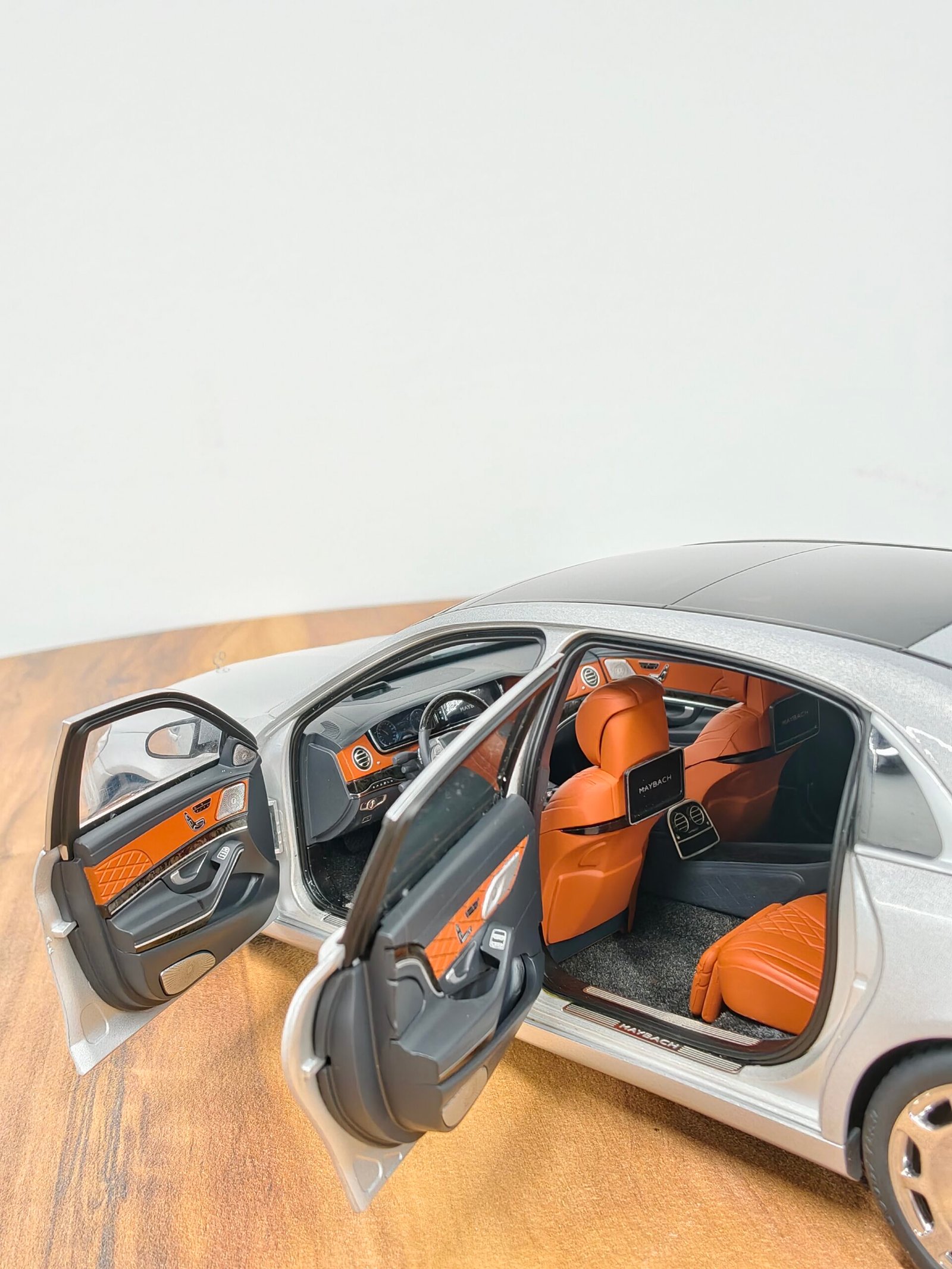 Mercedes-Maybach S-kLasse (S600) Silver 1:18 - Image 5